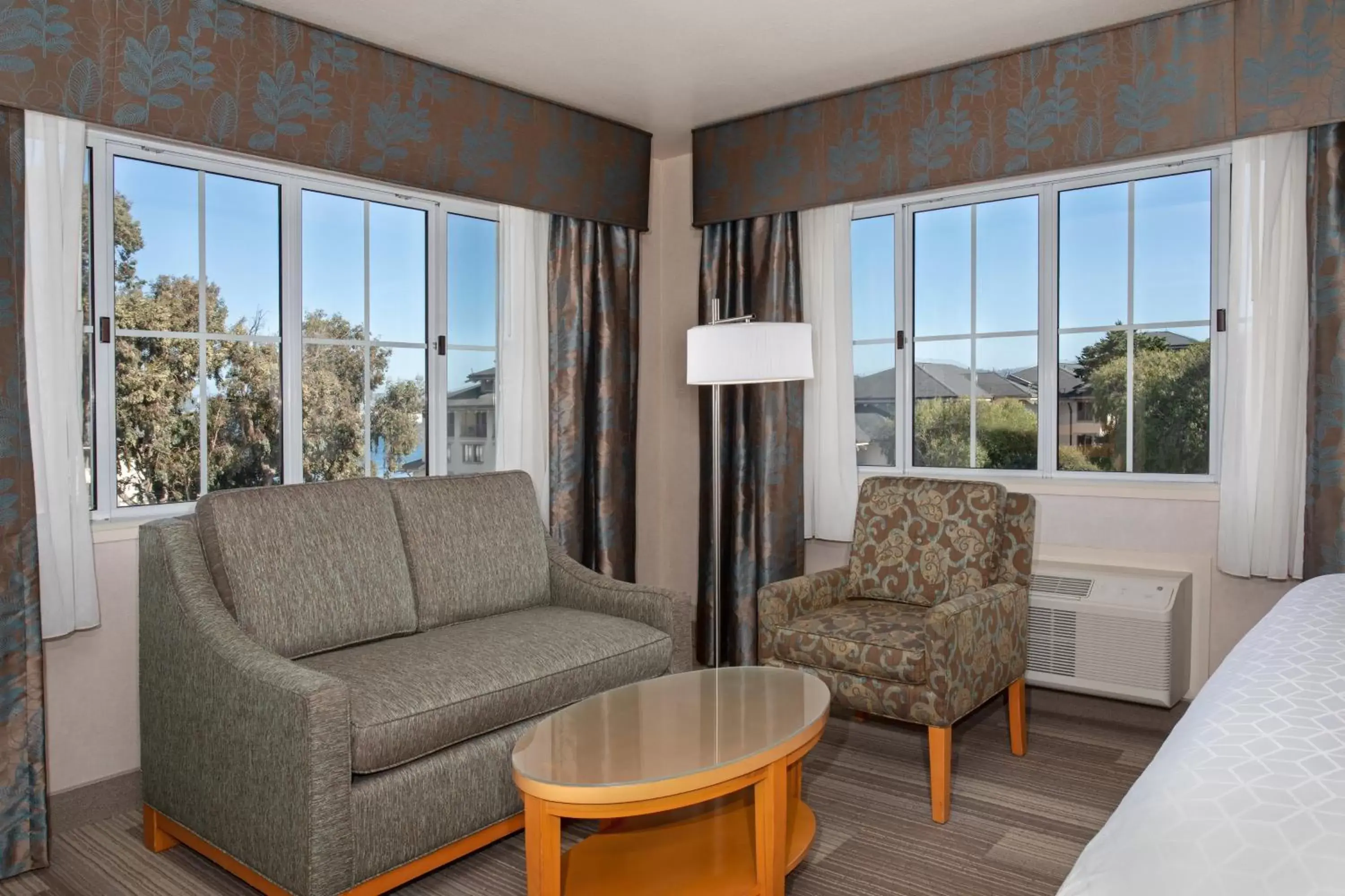 Photo of the whole room, Seating Area in Holiday Inn Express Monterey - Cannery Row, an IHG Hotel