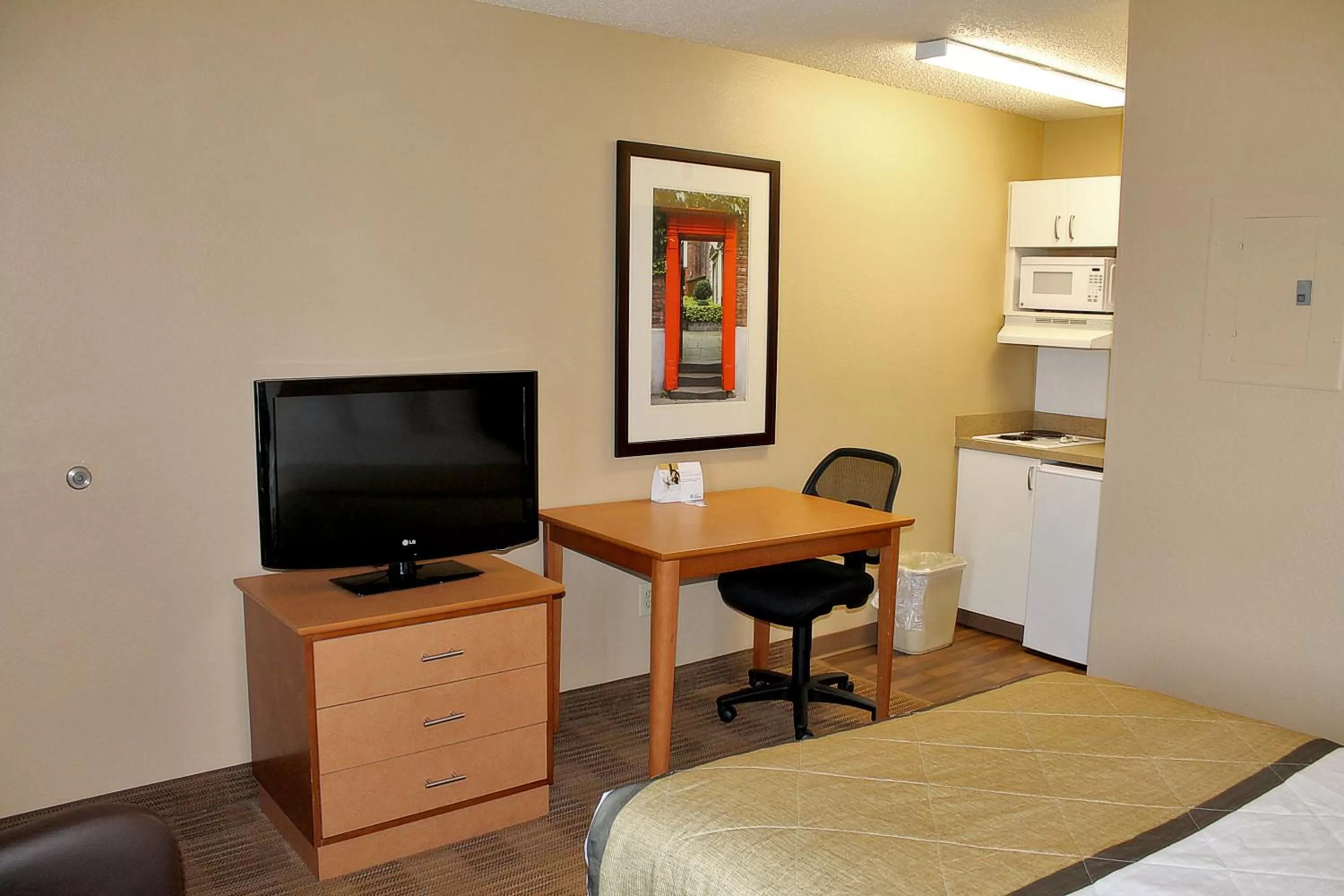 Bed in Extended Stay America Suites - Houston - The Woodlands