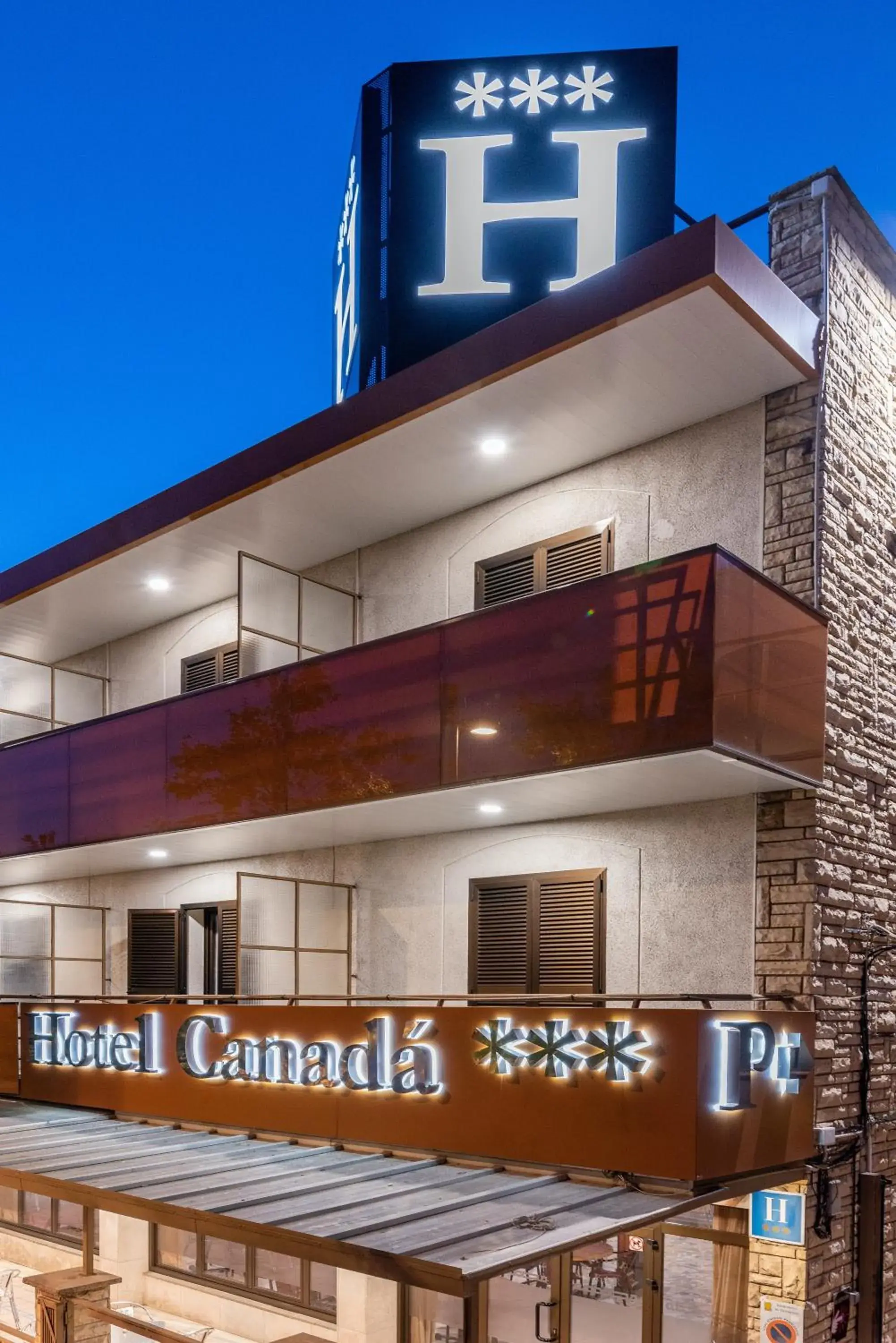 Property Building in Hotel Canadá