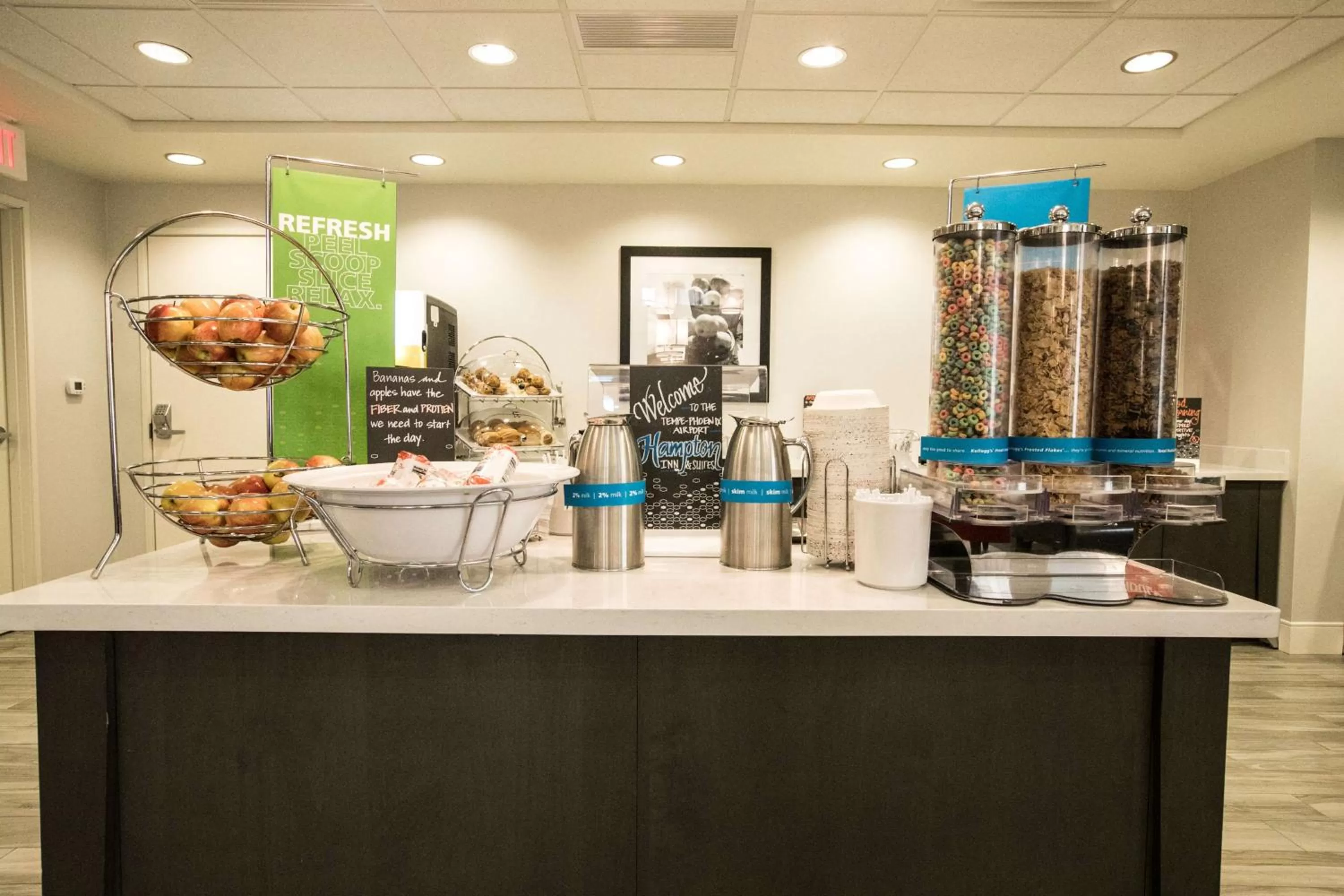 Dining area in Hampton Inn & Suites Tempe/Phoenix Airport, Az