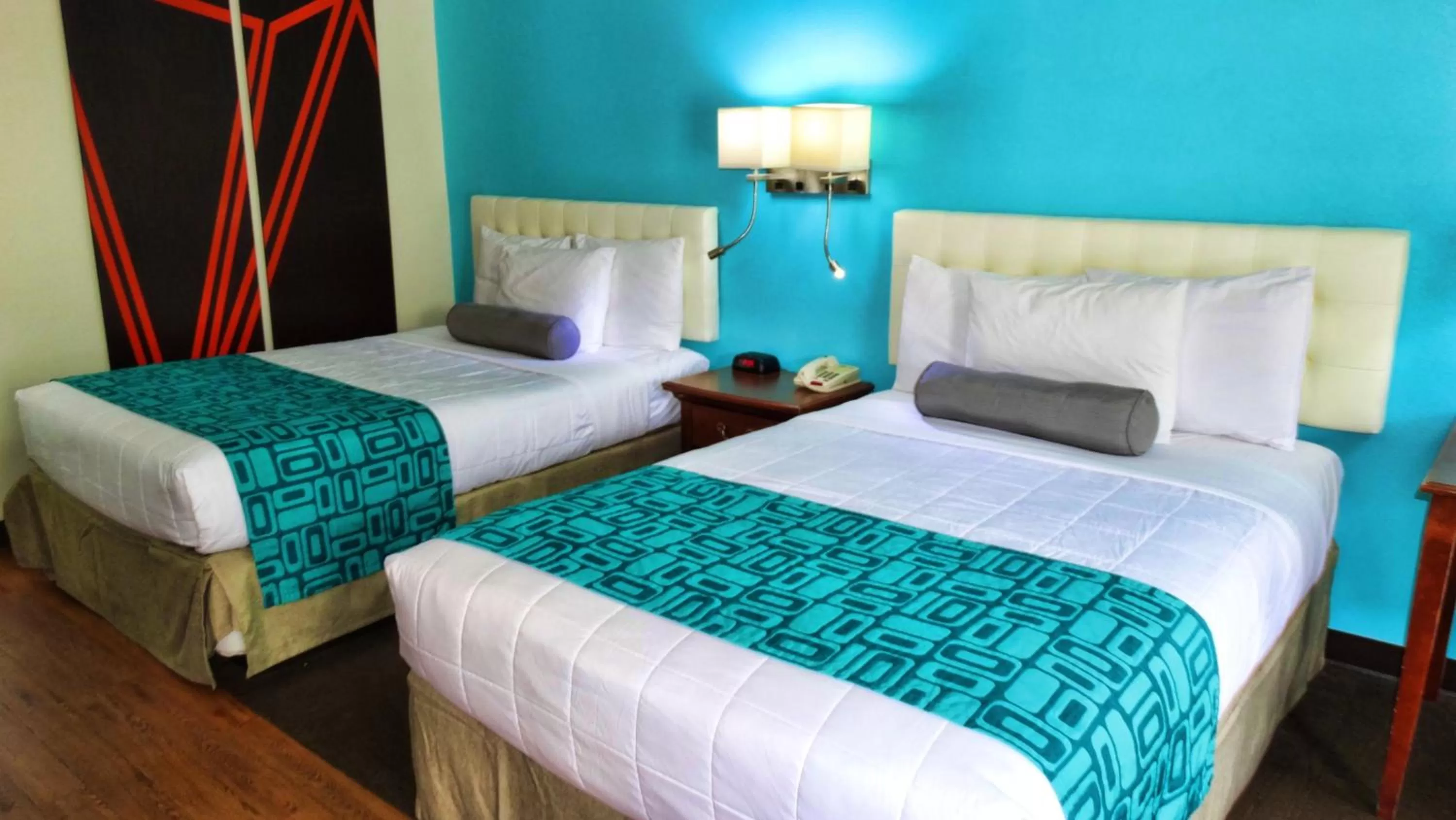 Photo of the whole room, Bed in Howard Johnson by Wyndham Savannah GA