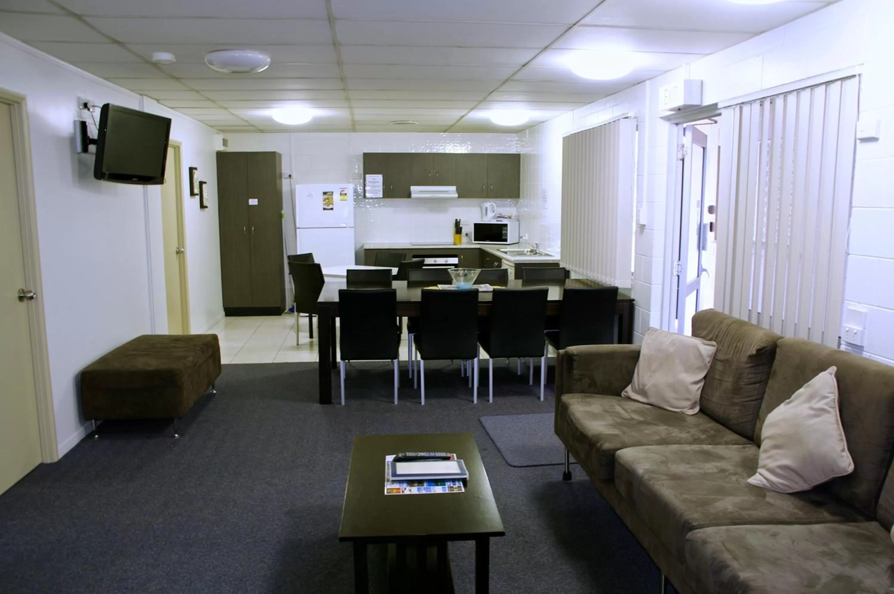 Living room in Cedar Lodge Motel