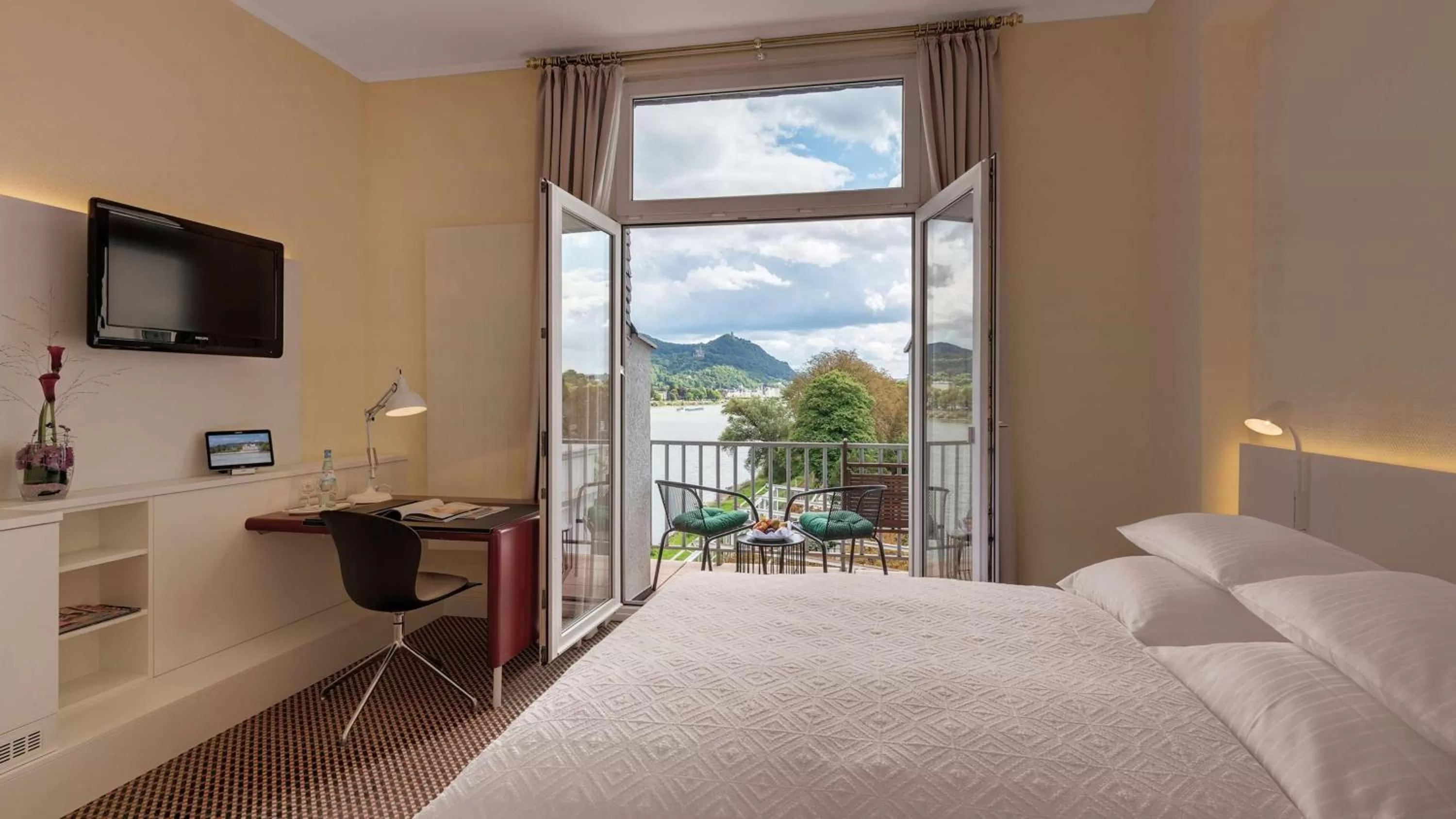 Bedroom, Bed in Rheinhotel Dreesen