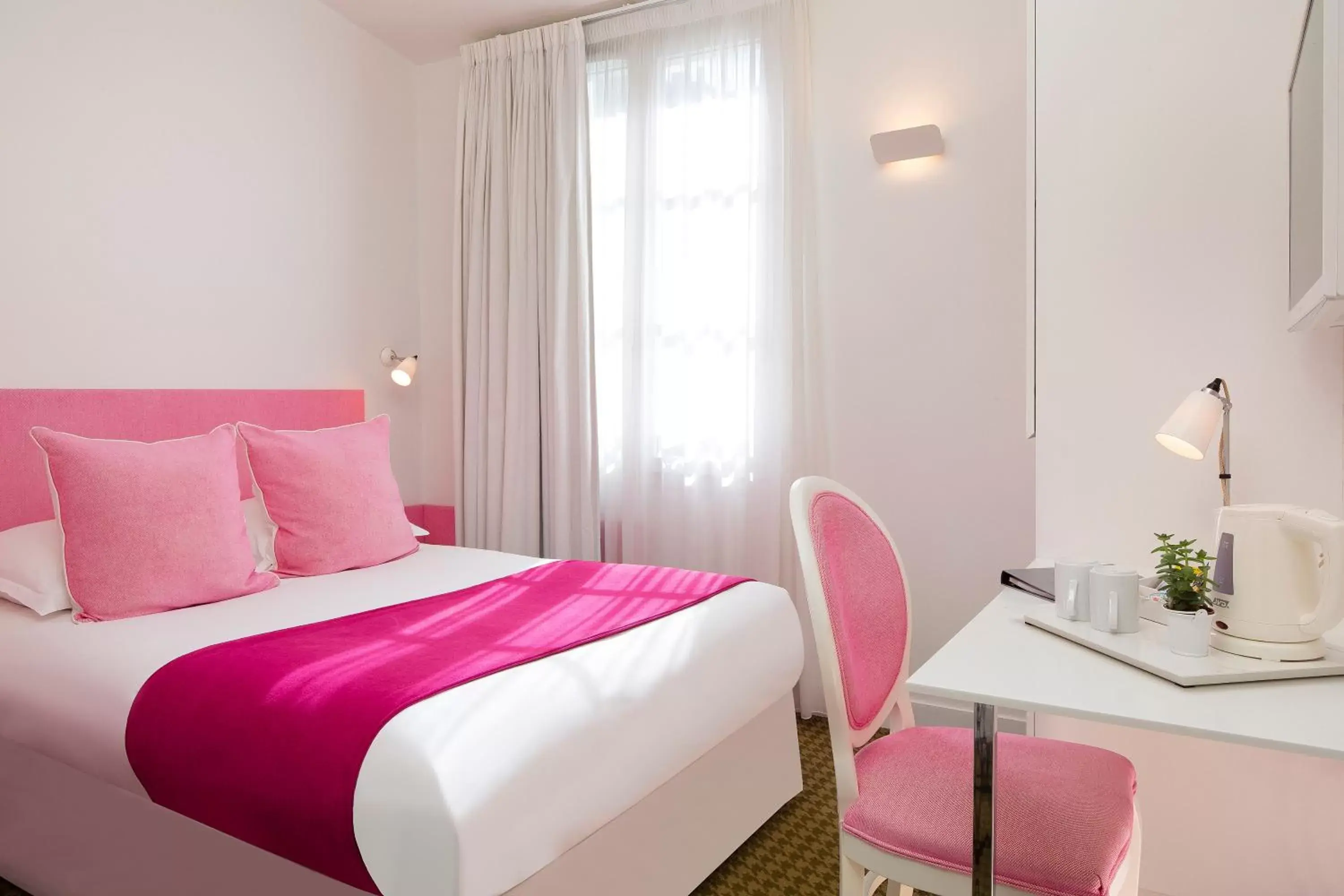 Bedroom, Bed in Hôtel Mistral