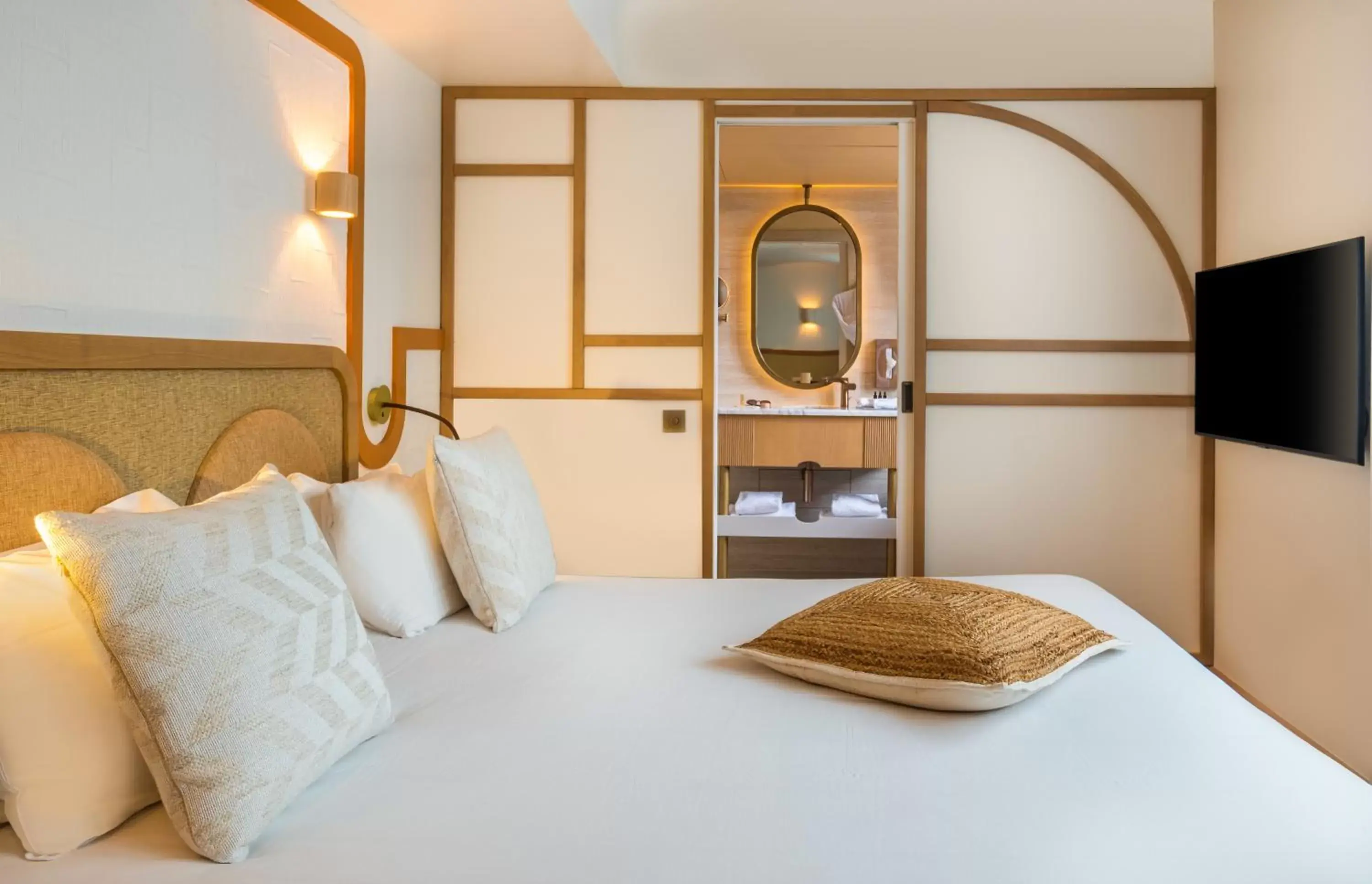 Photo of the whole room, Bed in Hôtel Le Monna Lisa by Inwood Hotels