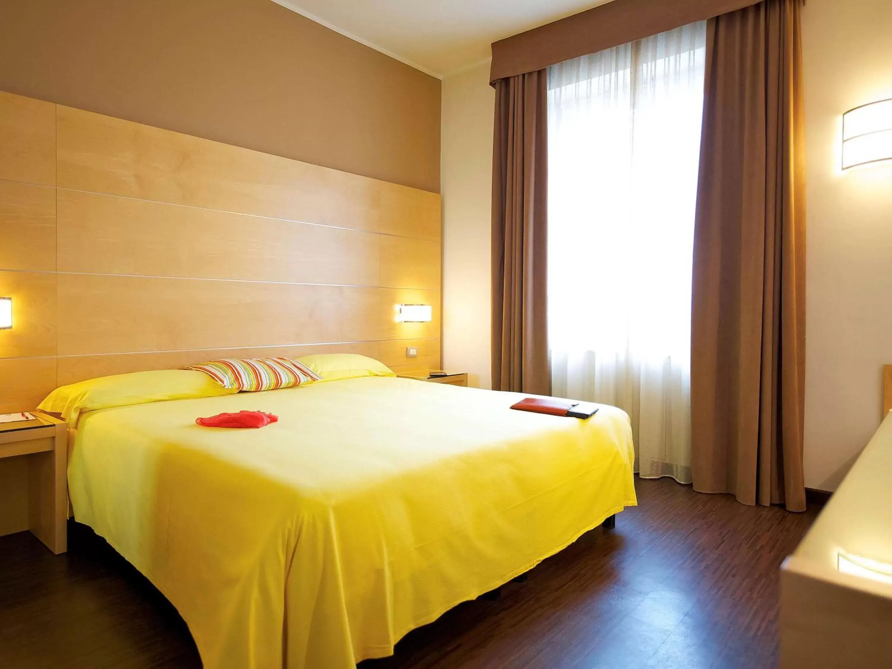 Photo of the whole room, Bed in Ibis Styles Parma Toscanini