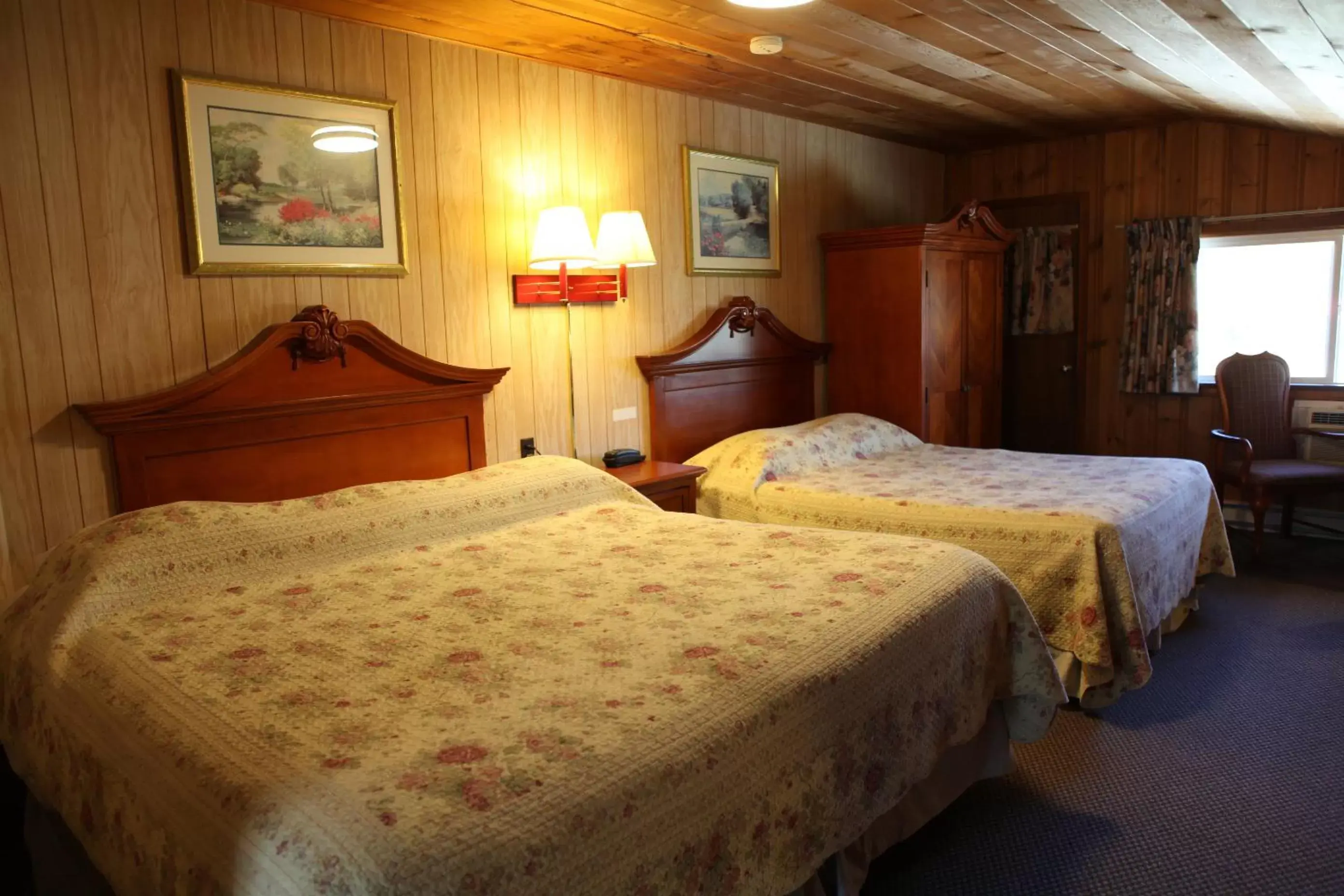 Bed in Swiss Chalets Motel