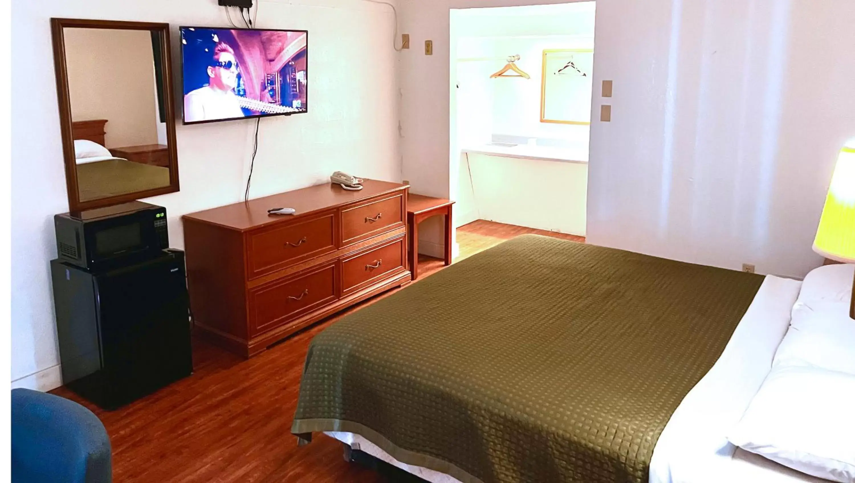 Bedroom, TV/Entertainment Center in Thunderbird Motel Hillsboro