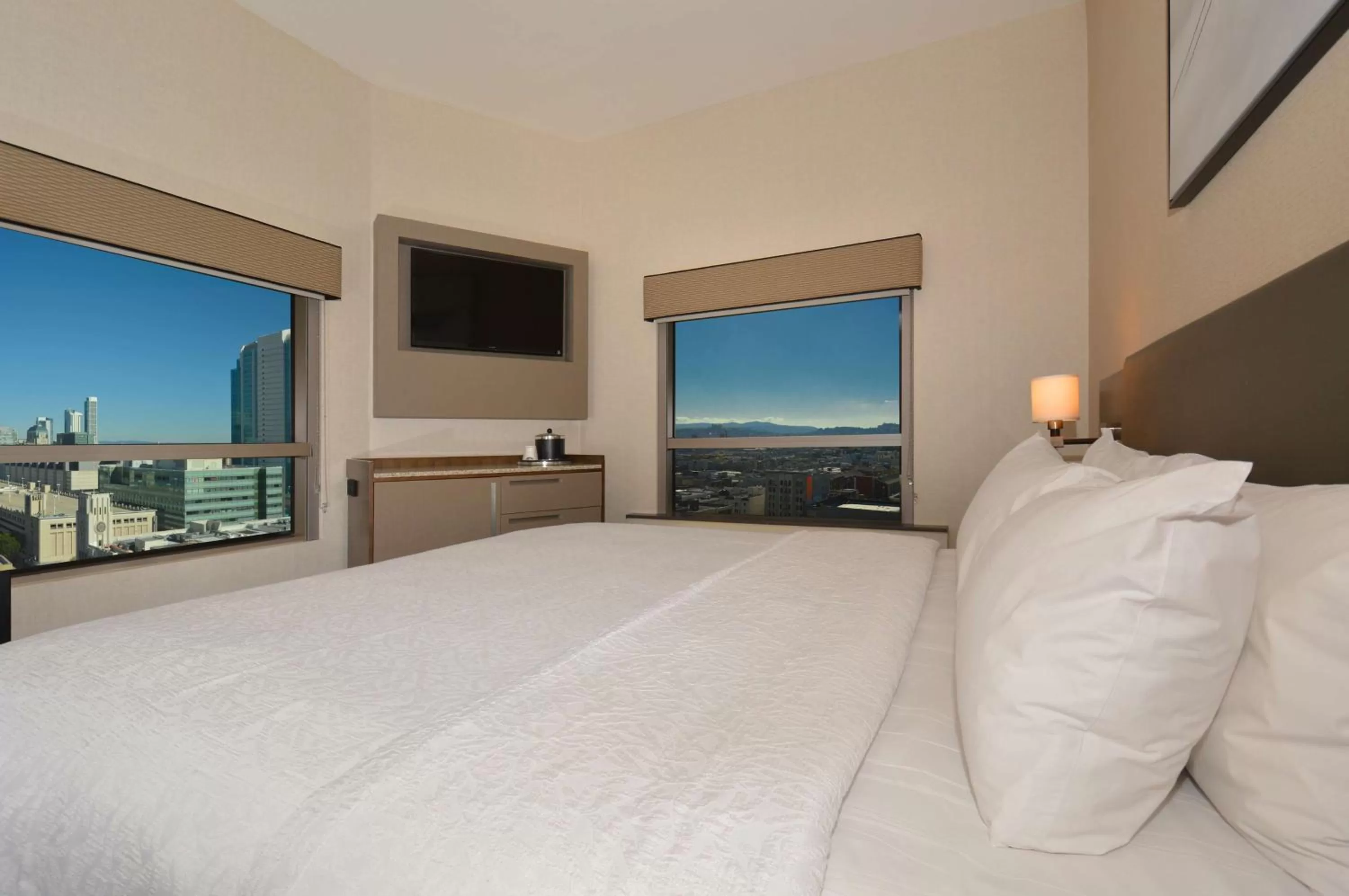 Bedroom, Bed in Hampton Inn San Francisco Downtown/Convention Center