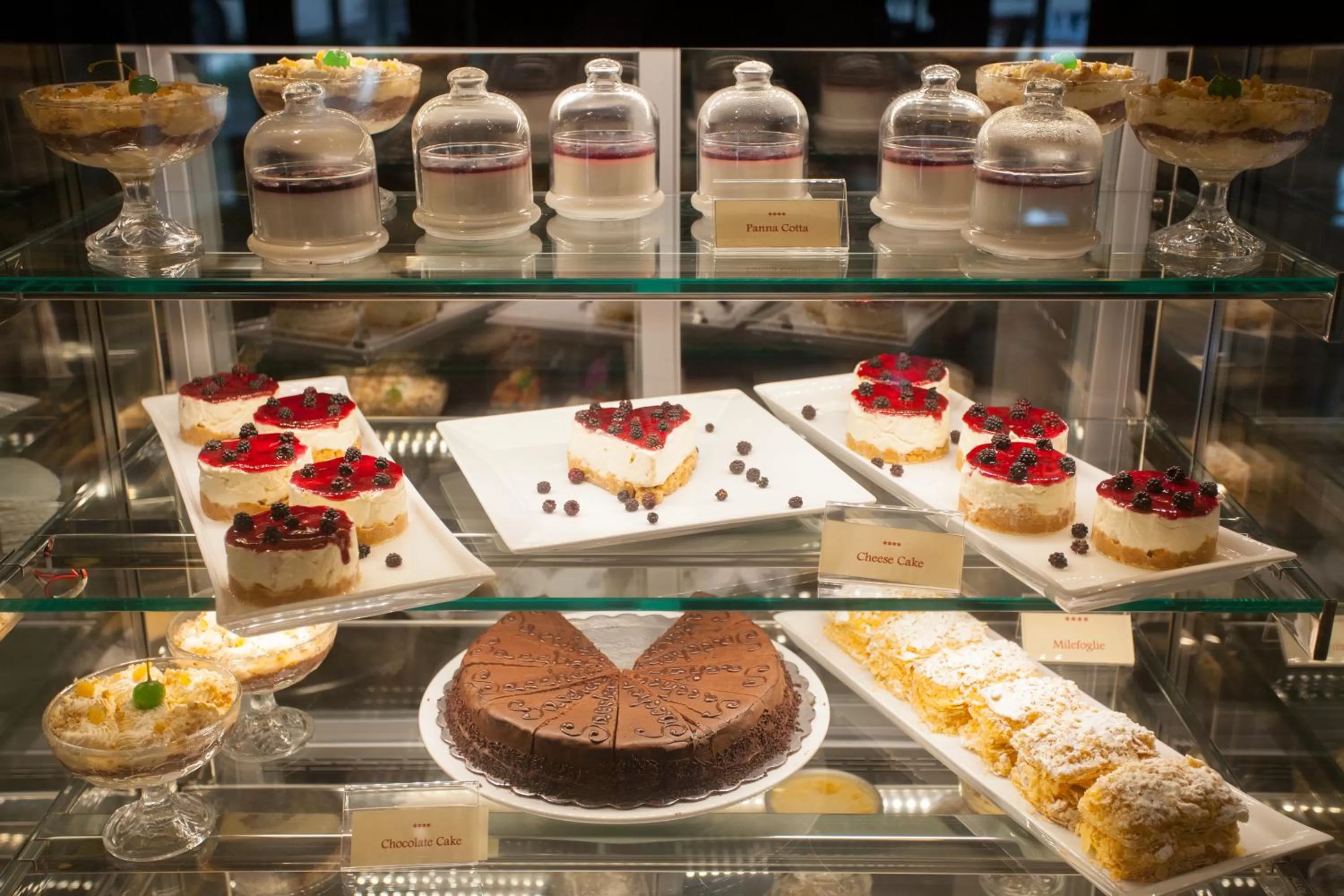 Restaurant/places to eat in Hotel Colosseo Tirana