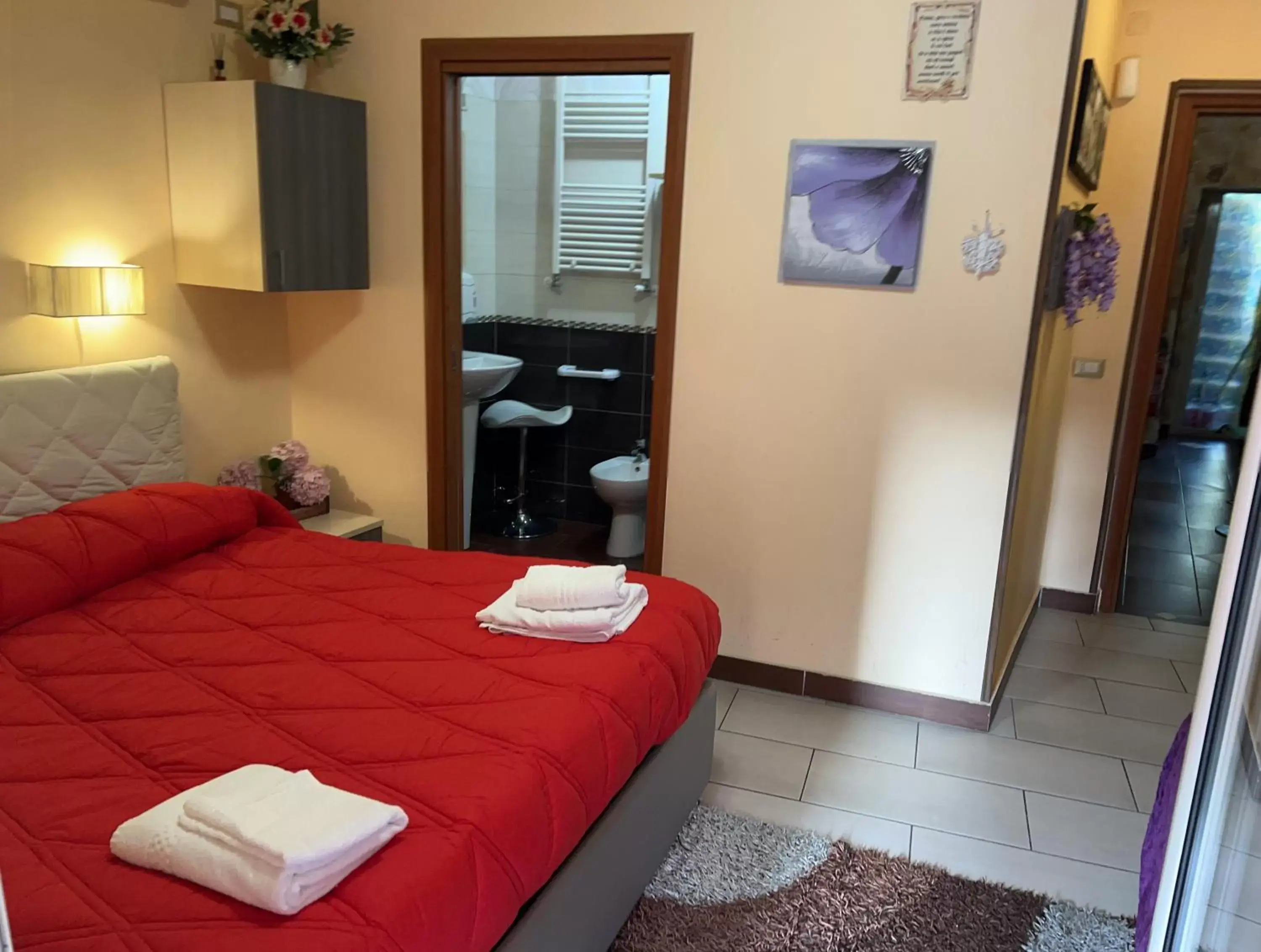 Photo of the whole room, Bed in Golden Dreams Reggio Calabria