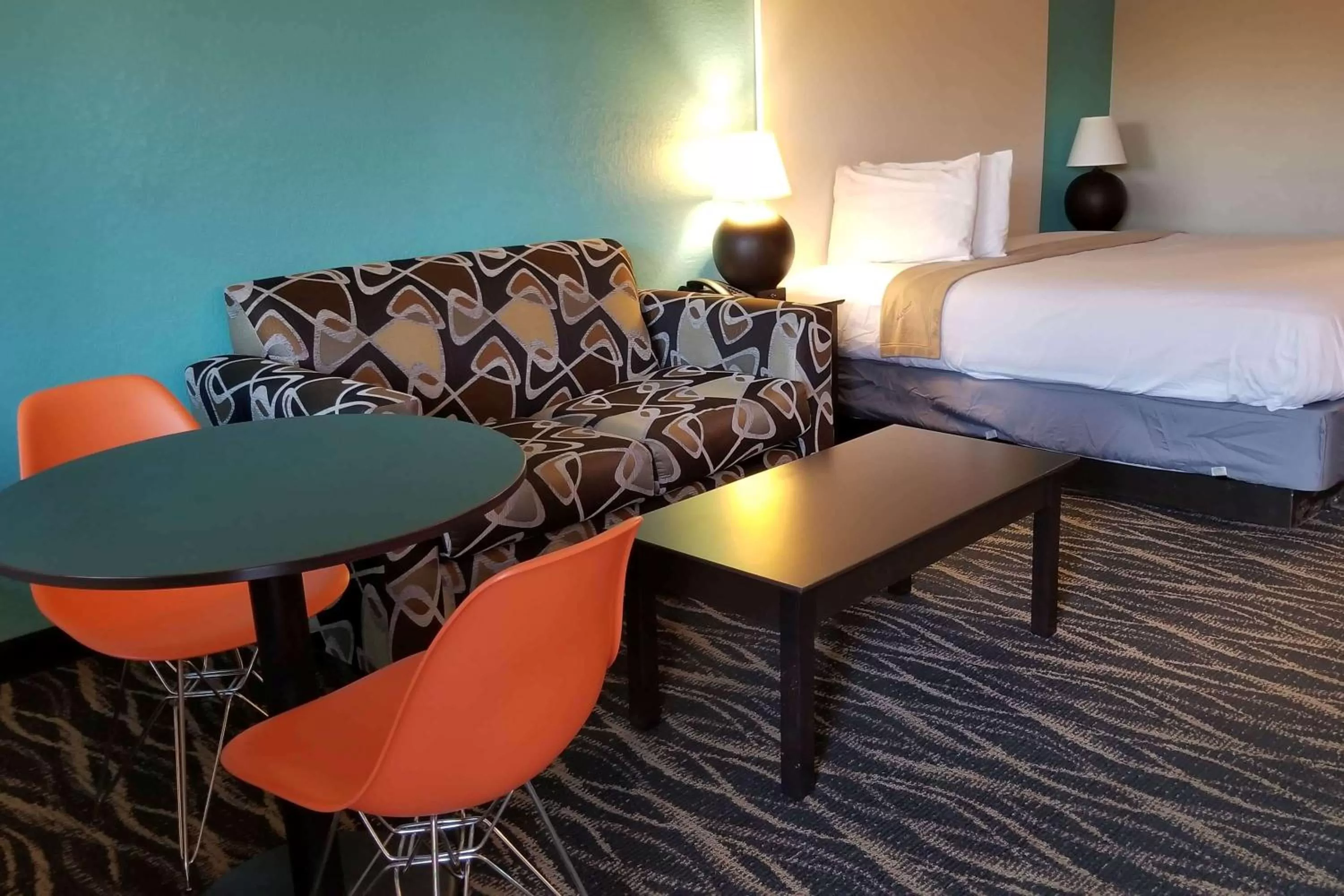 Photo of the whole room, Bed in Howard Johnson by Wyndham Houston Hobby Airport