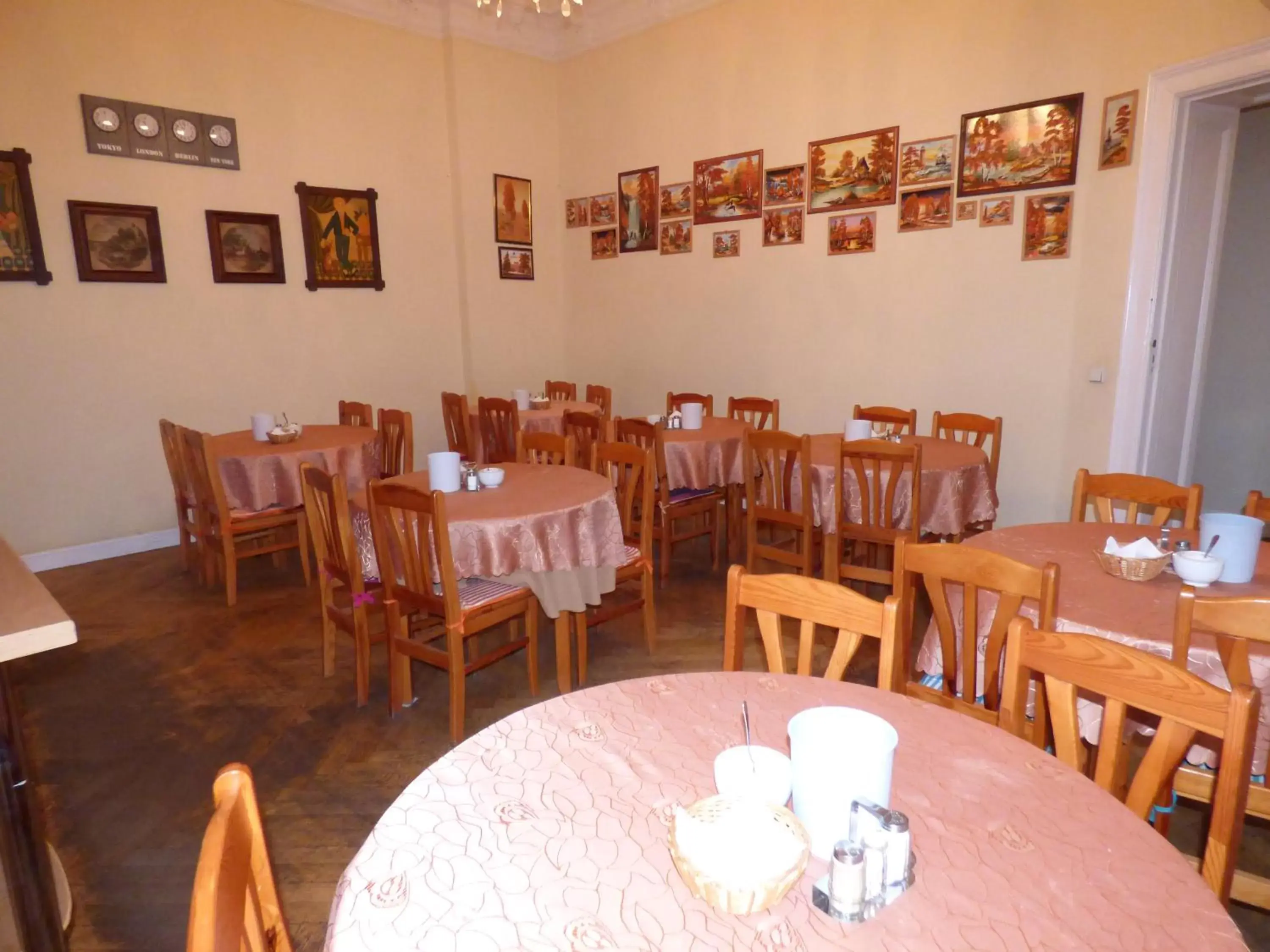 Restaurant/places to eat in Hotel Pension Bernstein am Kurfürstendamm Restaurant/places to eat in Hotel Pension Bernstein am Kurfürstendamm