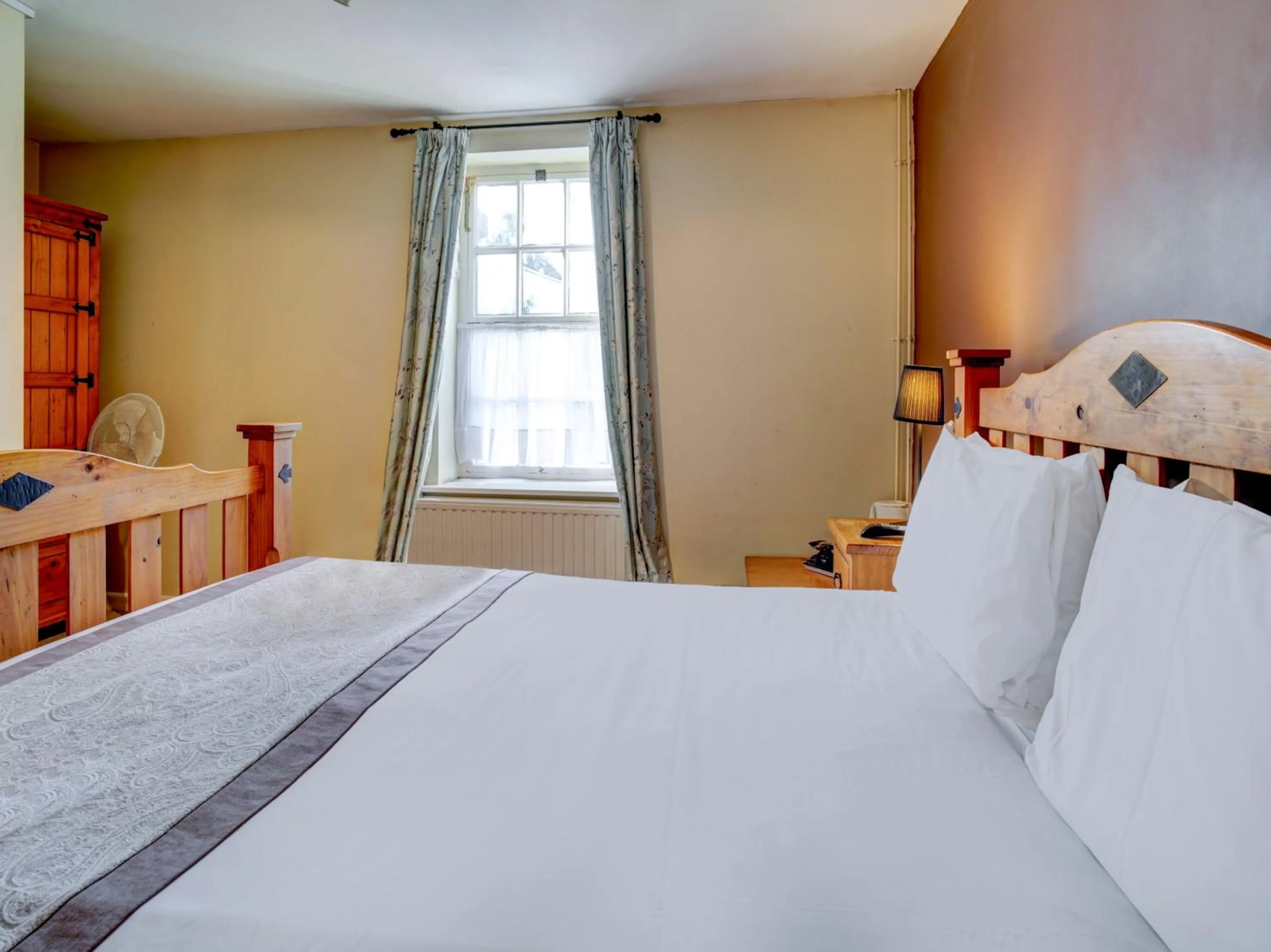 Bedroom, Bed in George & Dragon Inn