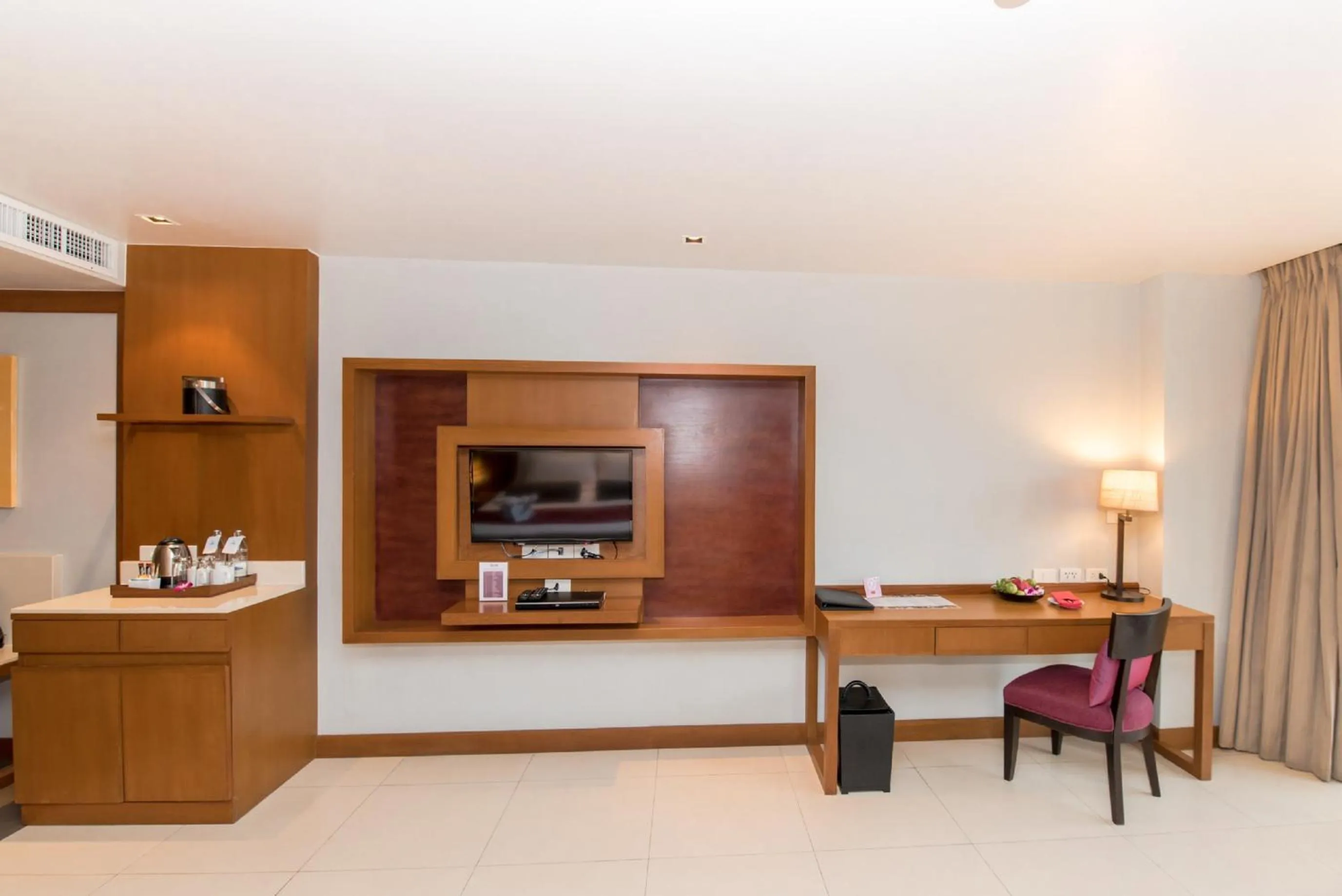 TV and multimedia in ASHLEE Hub Hotel Patong