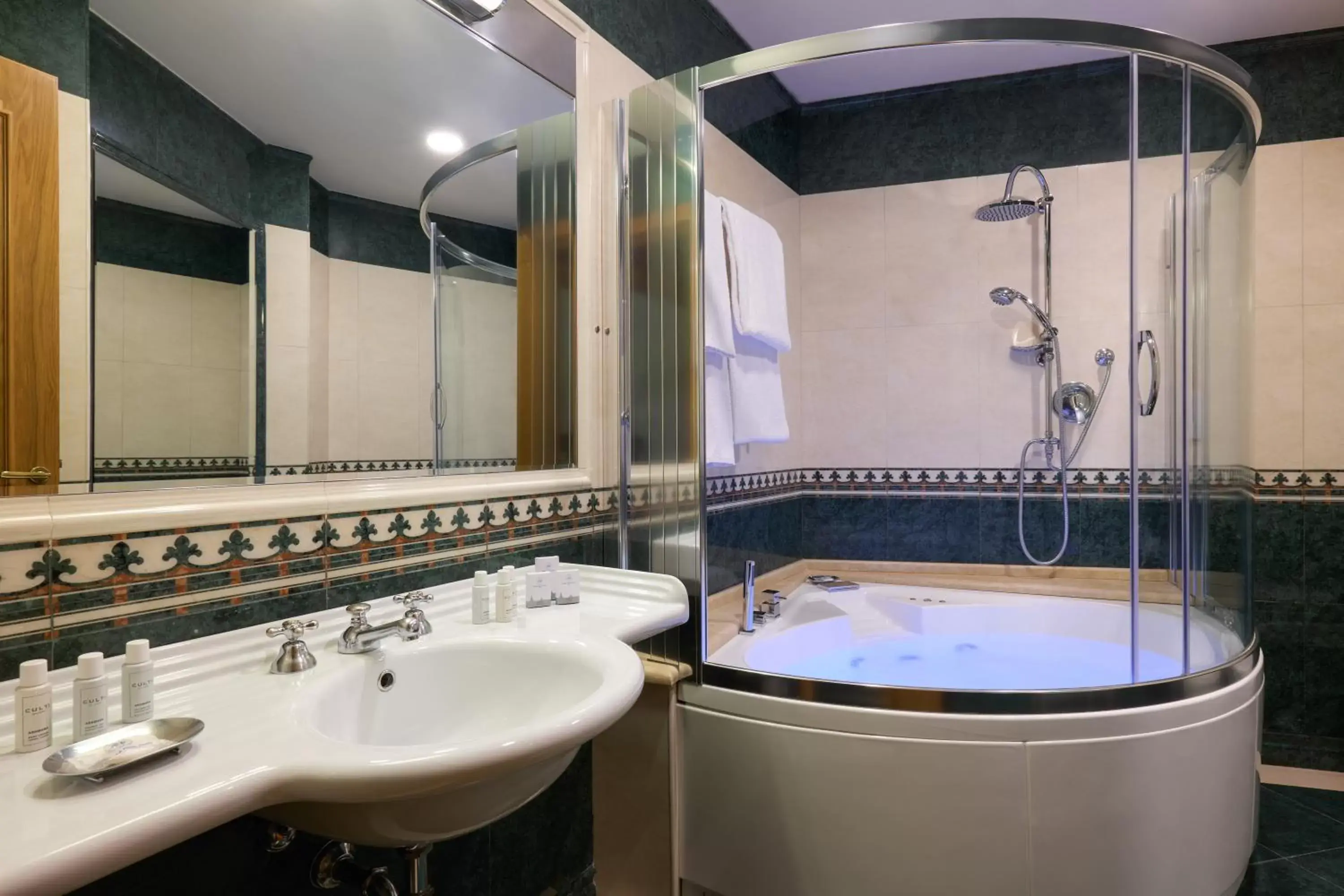 Hot Tub, Bathroom in Marcella Royal Hotel - Rooftop Garden