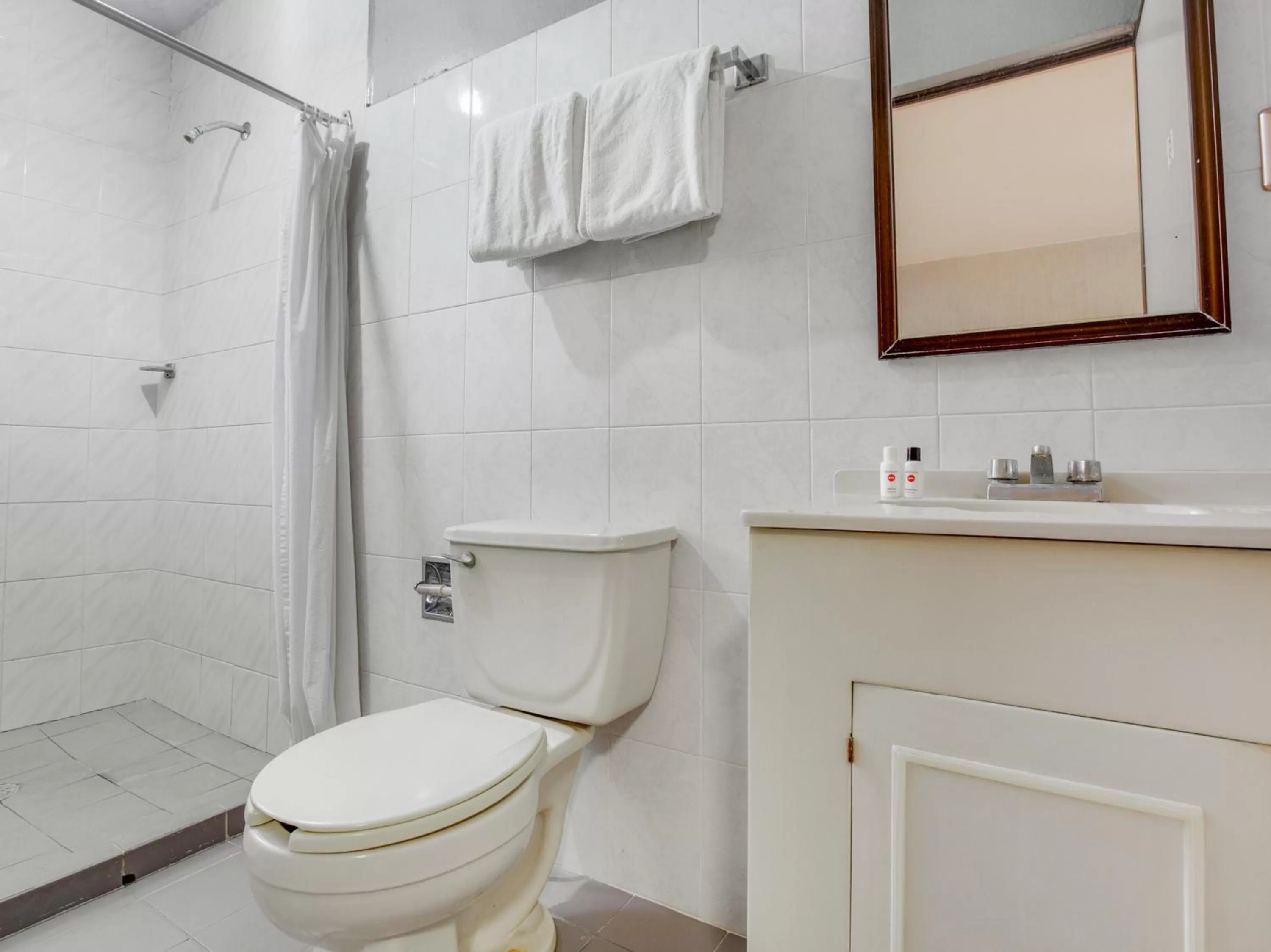 Bathroom in OYO Hotel Huautla, Oaxaca