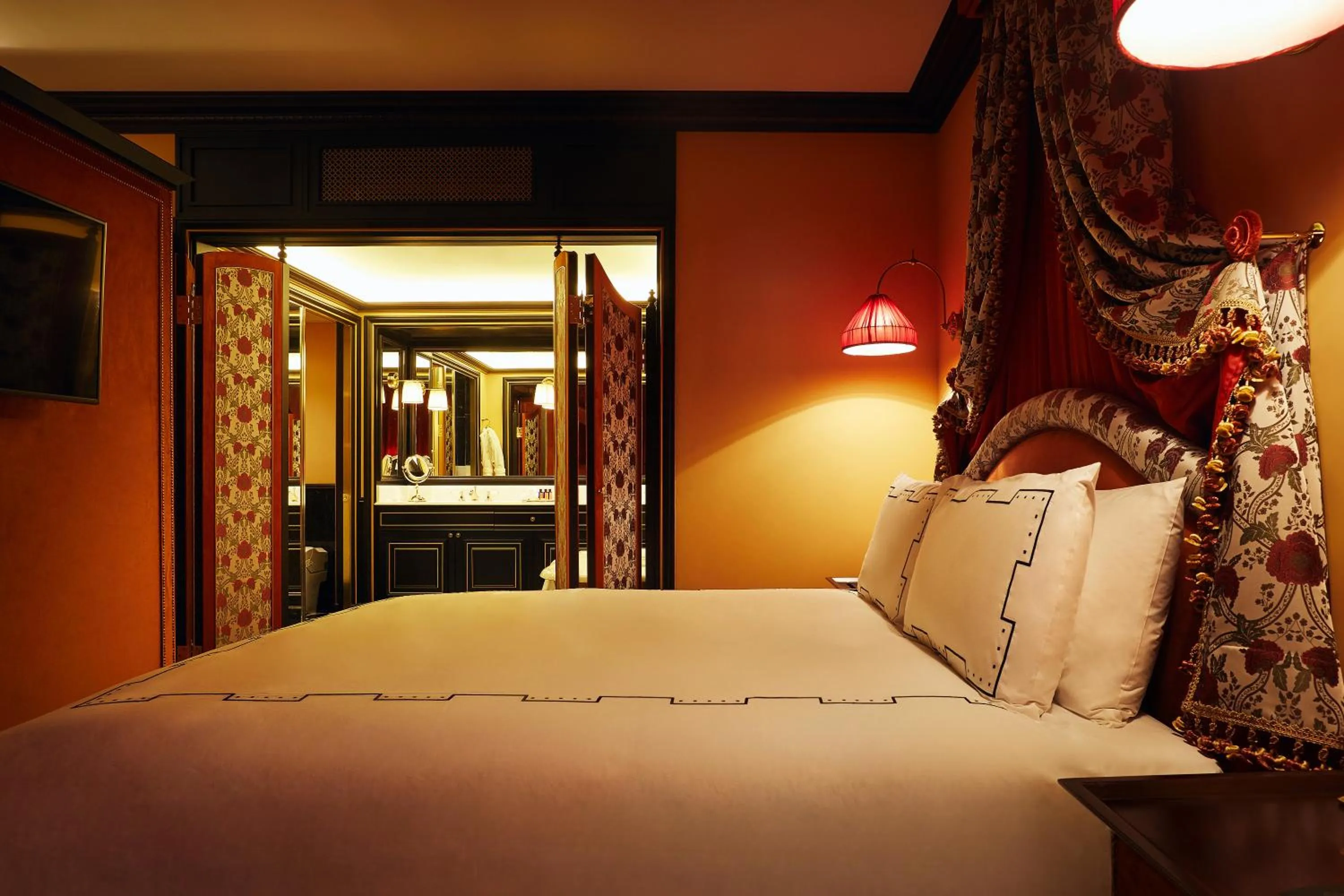 Bed in L'Escape Hotel