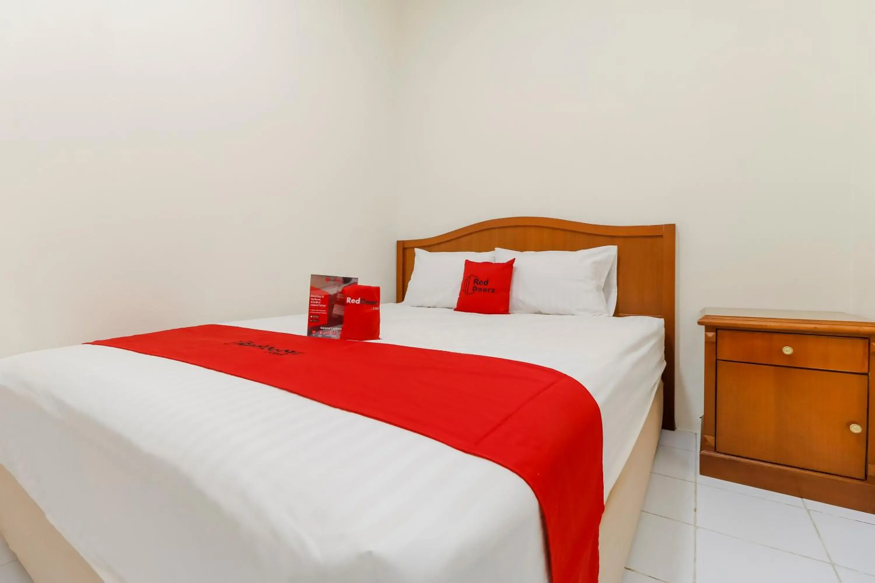 Bedroom, Bed in RedDoorz Plus near Ciputra World Kuningan 2