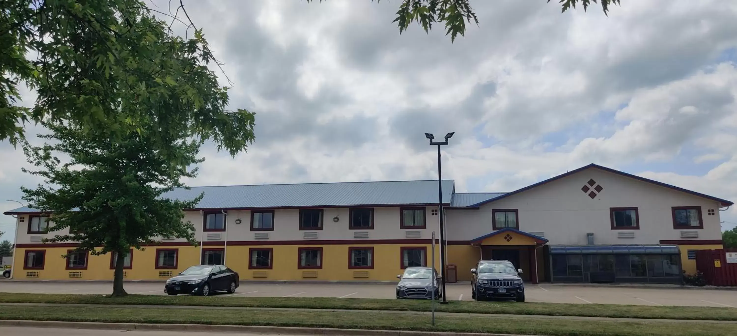 Property building in Super 8 by Wyndham Champaign Property building in Super 8 by Wyndham Champaign