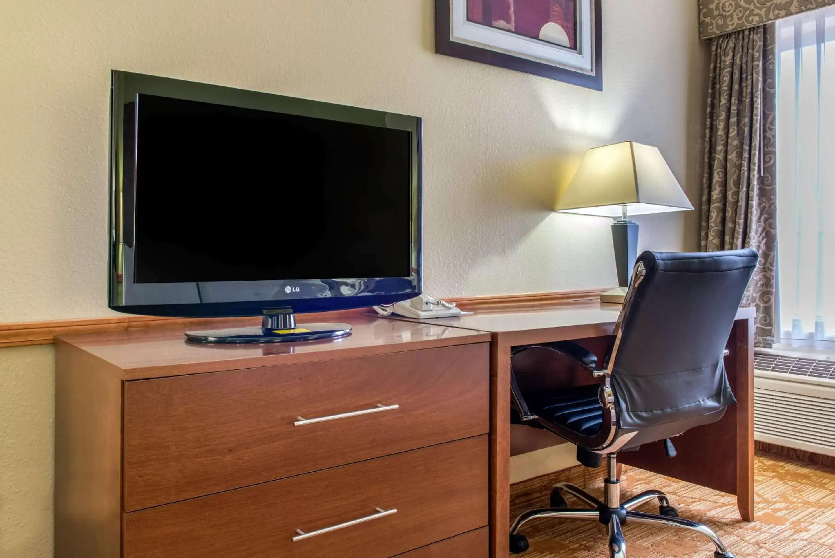 Photo of the whole room, TV/Entertainment Center in Quality Inn Jacksonville near I-72