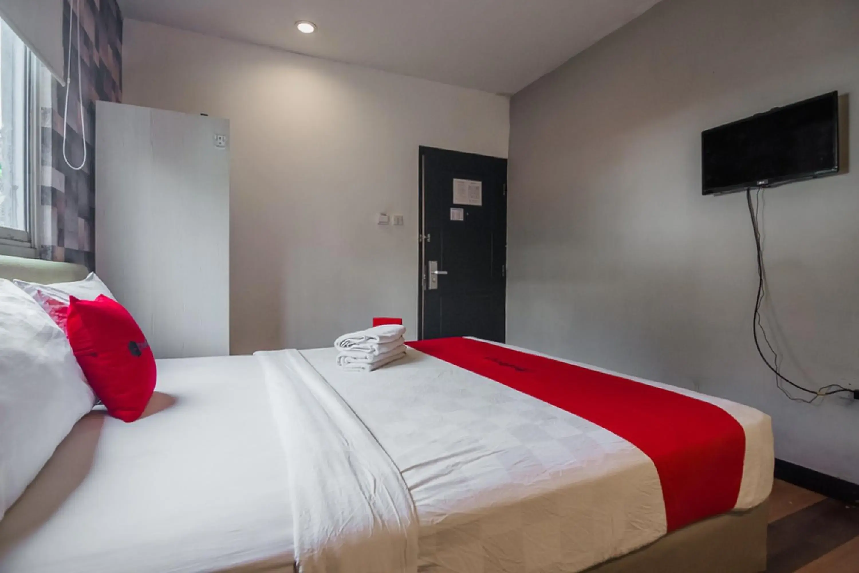 Bedroom, Bed in RedDoorz Plus near Mangga Besar Station 2