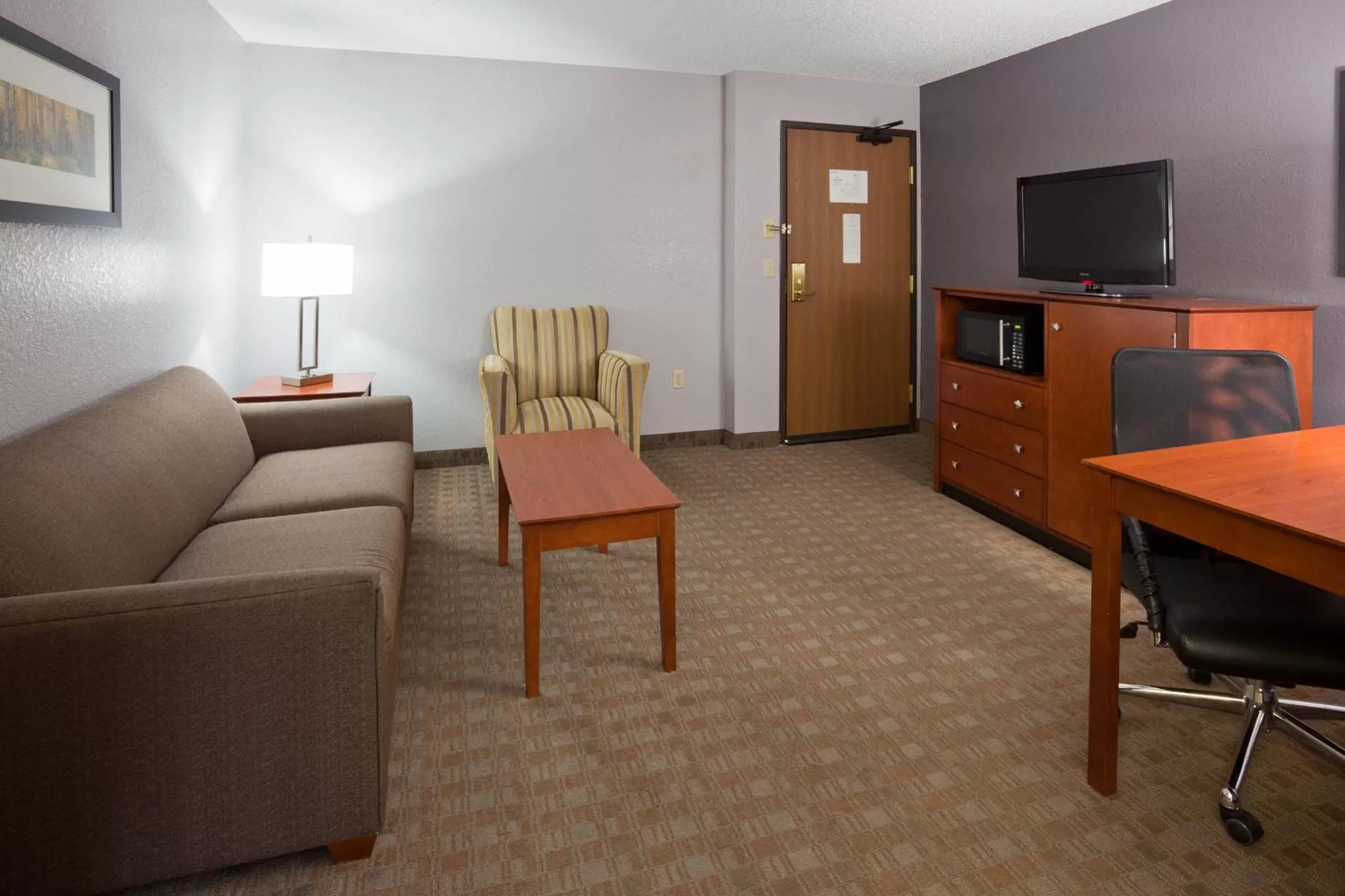 Living room in AmericInn by Wyndham Ankeny/Des Moines