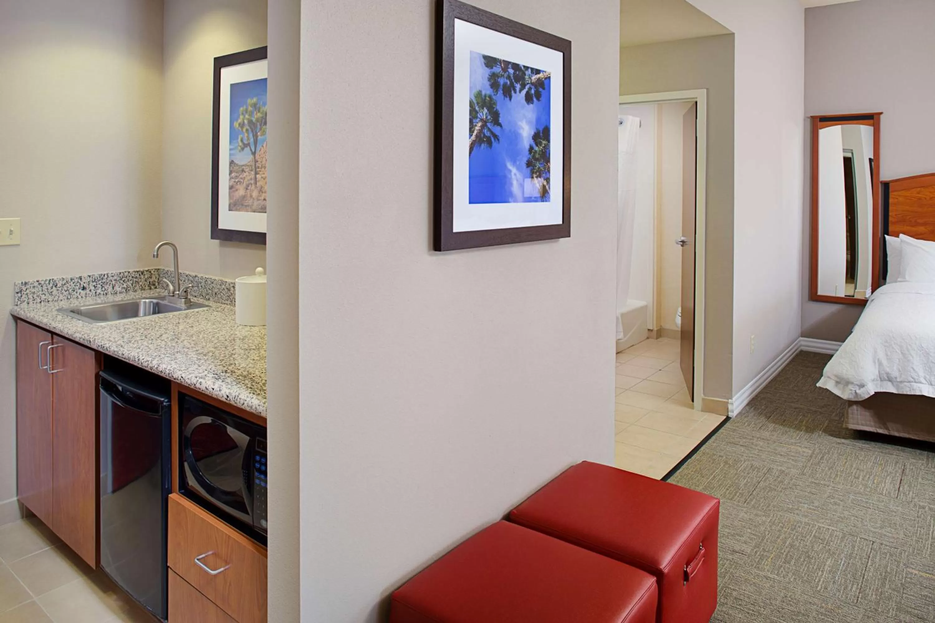 Bathroom, Bed in Hampton Inn & Suites Lancaster