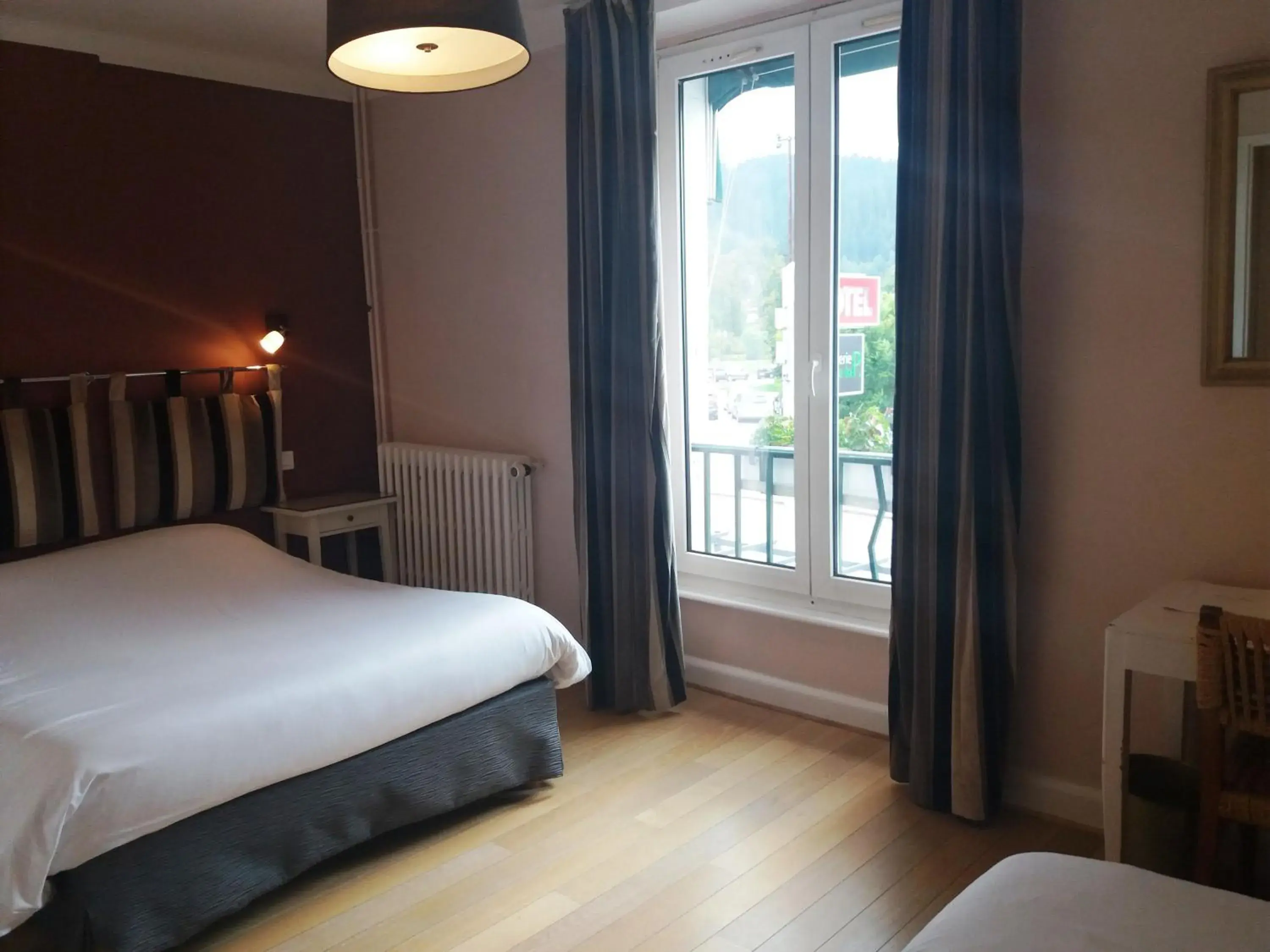 Lake view, Bed in Hôtel De La Paix