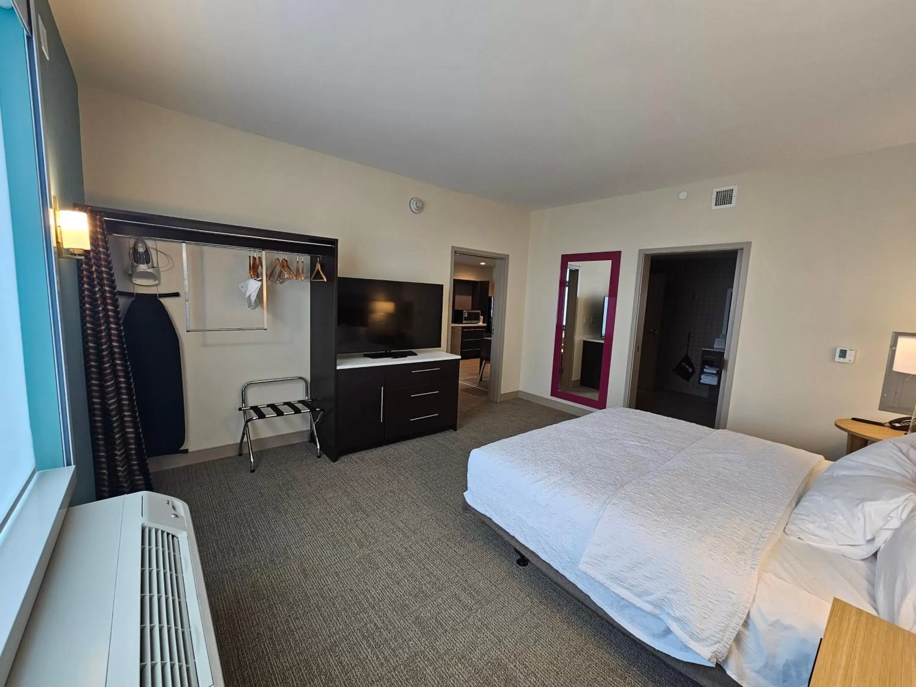Bed, TV/Entertainment Center in Home2 Suites By Hilton Allentown Bethlehem Airport