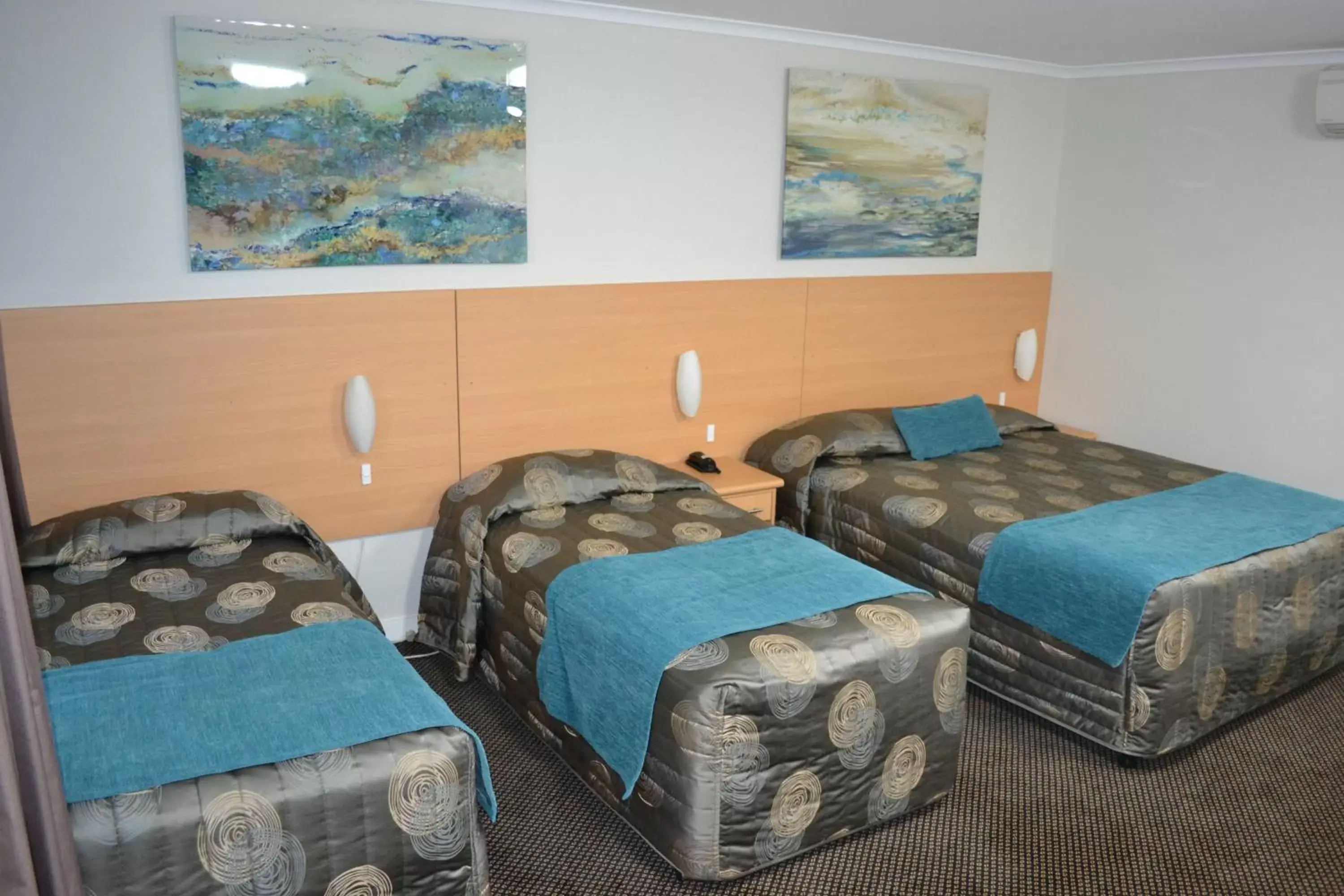 Bed in Cattlemans Country Motor Inn & Serviced Apartments