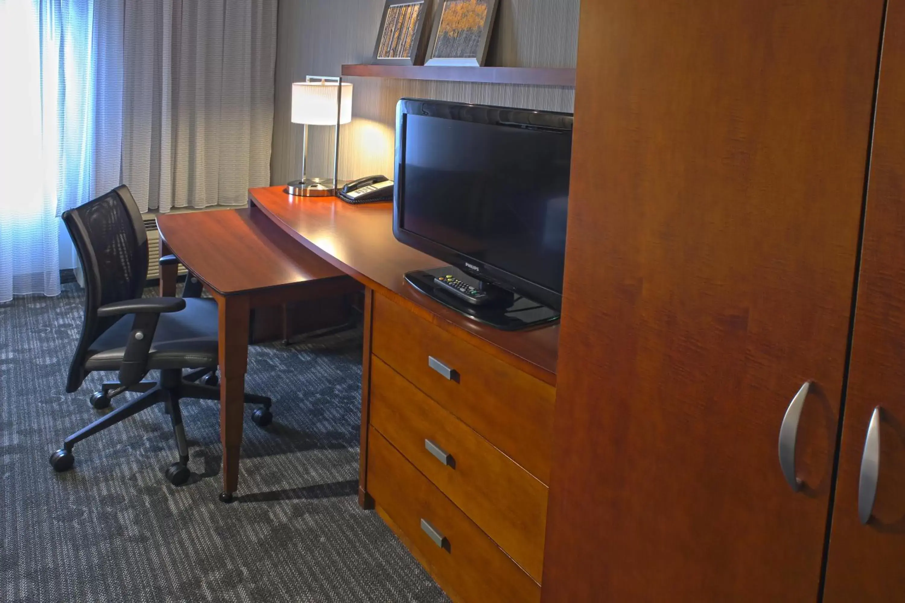 TV and multimedia, TV/Entertainment Center in Courtyard by Marriott Hamilton