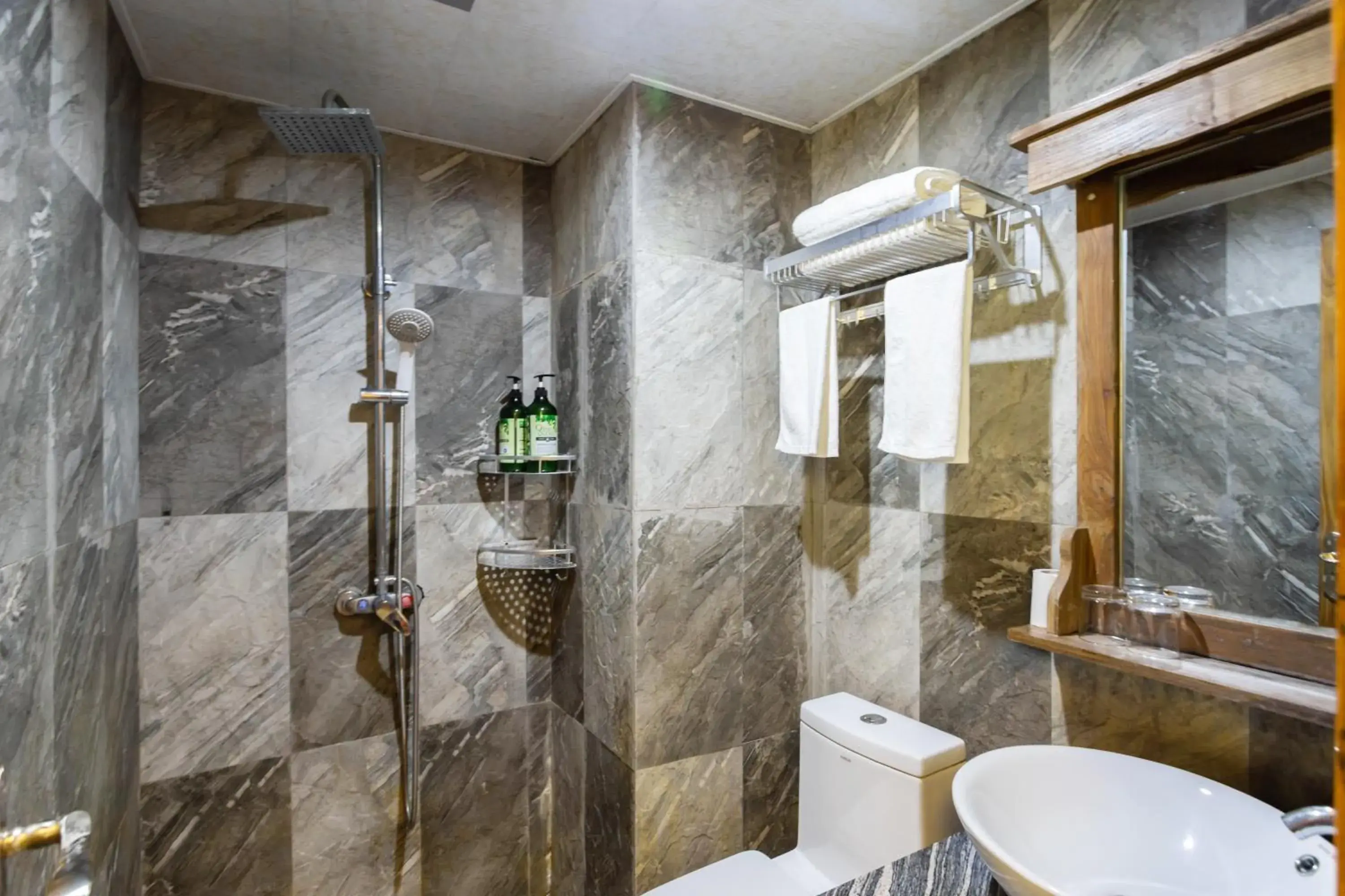 Shower, Bathroom in Zhangjiajie Destination Youth Hostel