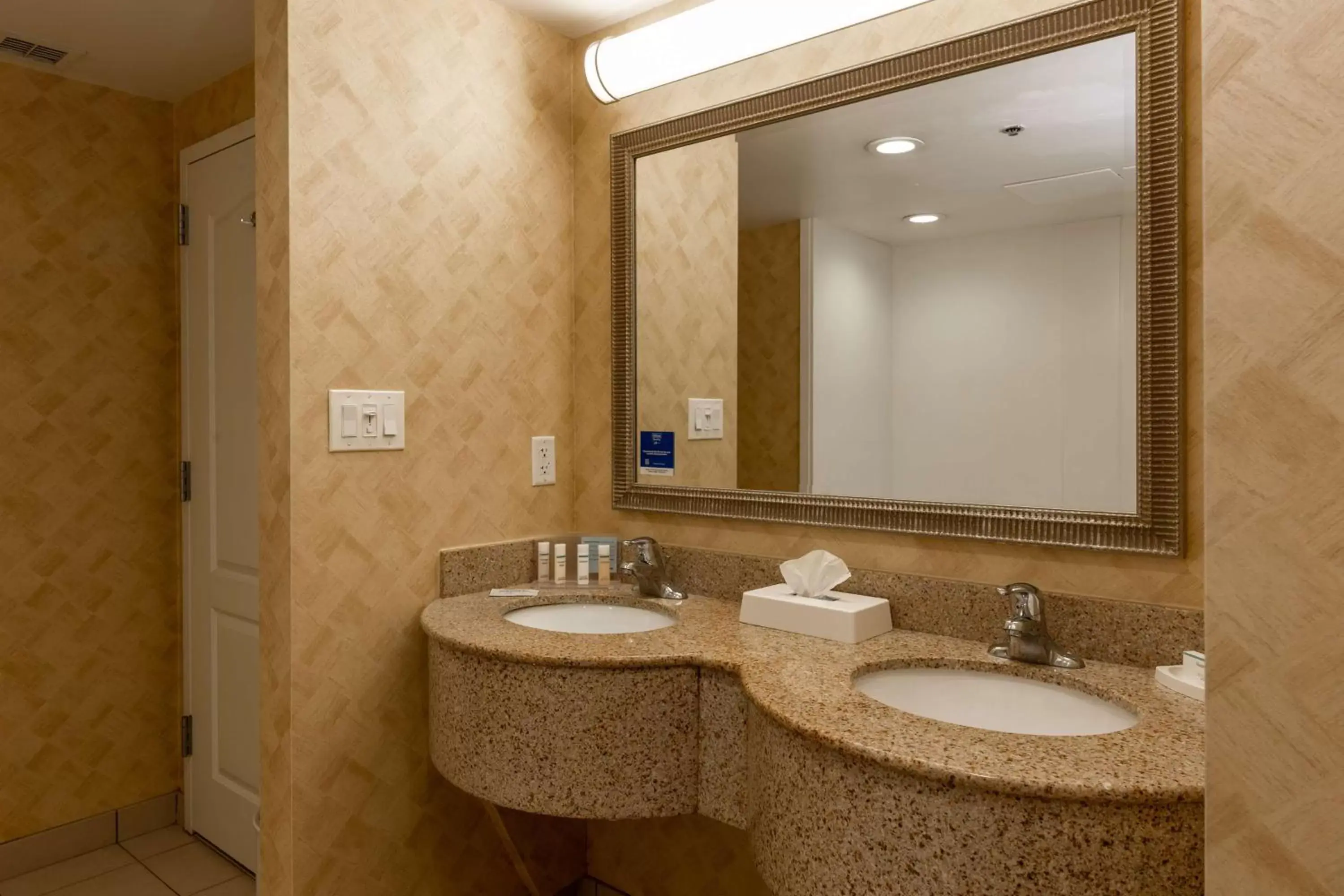 Bathroom in Hampton Inn & Suites Jacksonville Deerwood Park