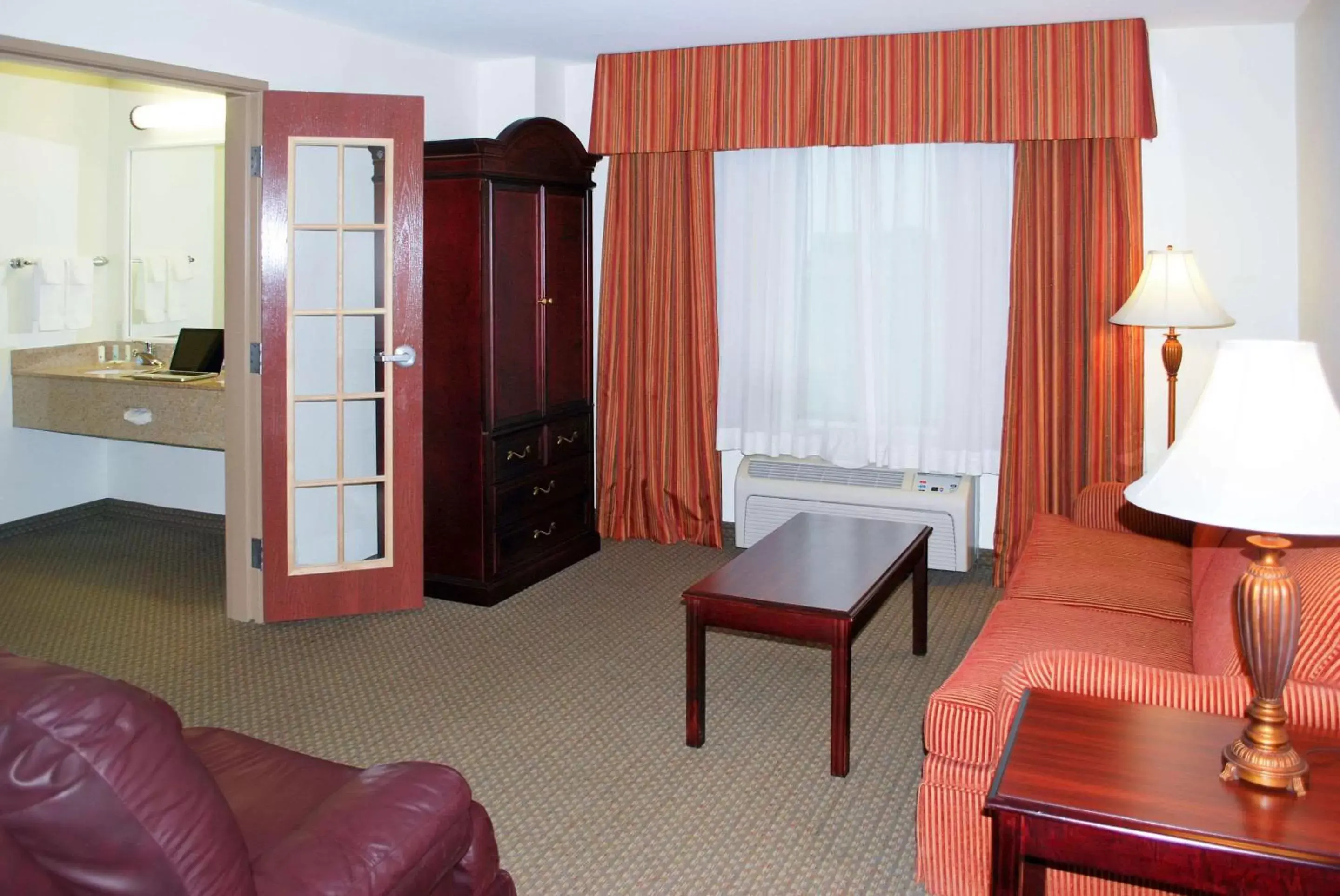 Photo of the whole room, Seating Area in Quality Inn & Suites Airport North