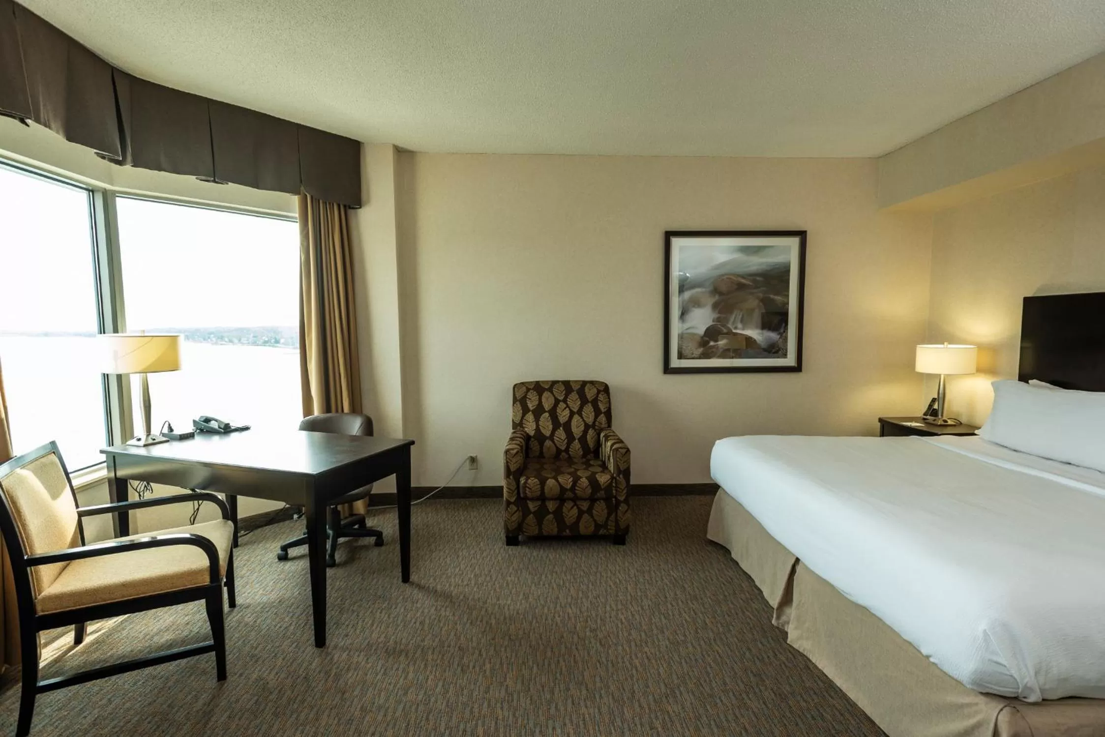 Photo of the whole room, Bed in Holiday Inn Sydney - Waterfront by IHG