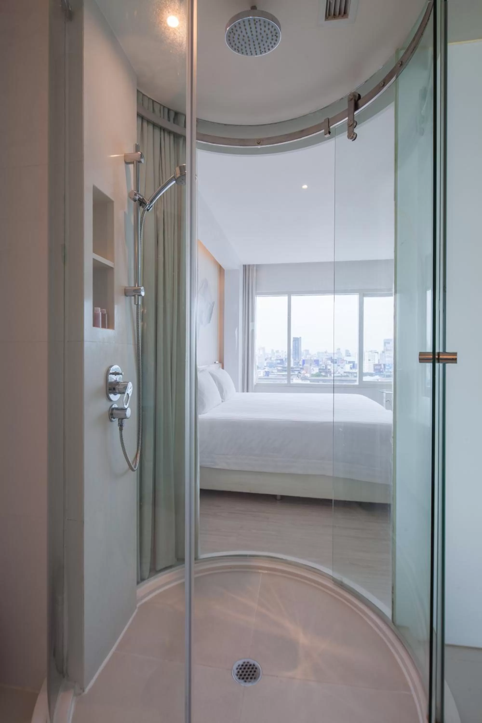 Bathroom, Bed in Centara Watergate Pavilion Hotel Bangkok