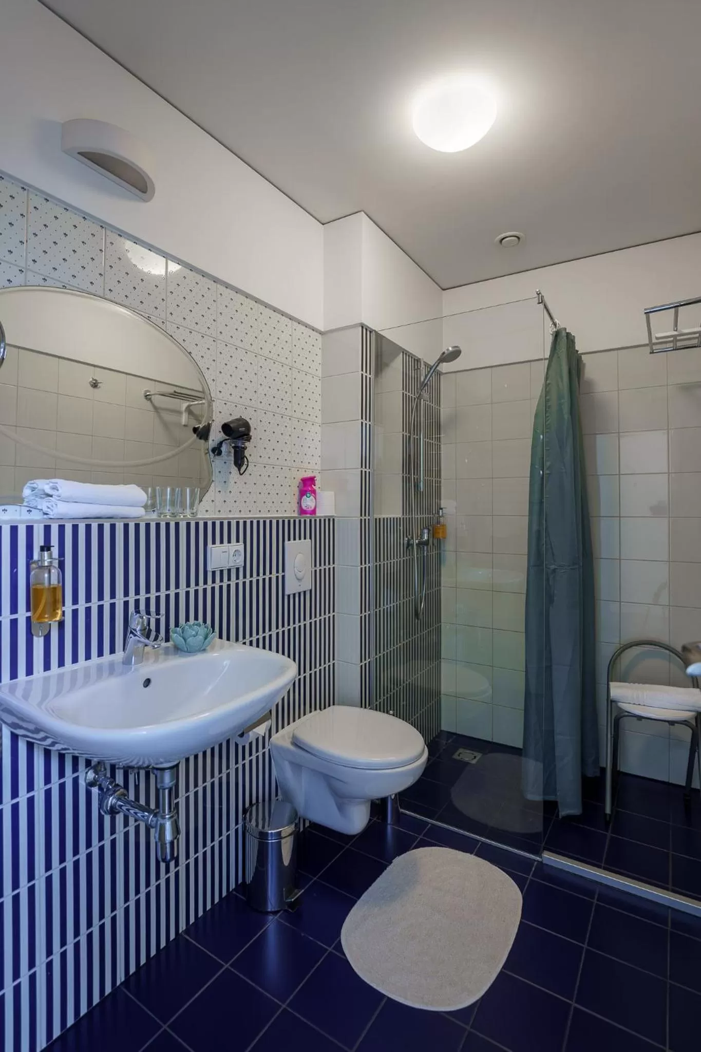 Toilet in Moon Garden Old Town Hotel