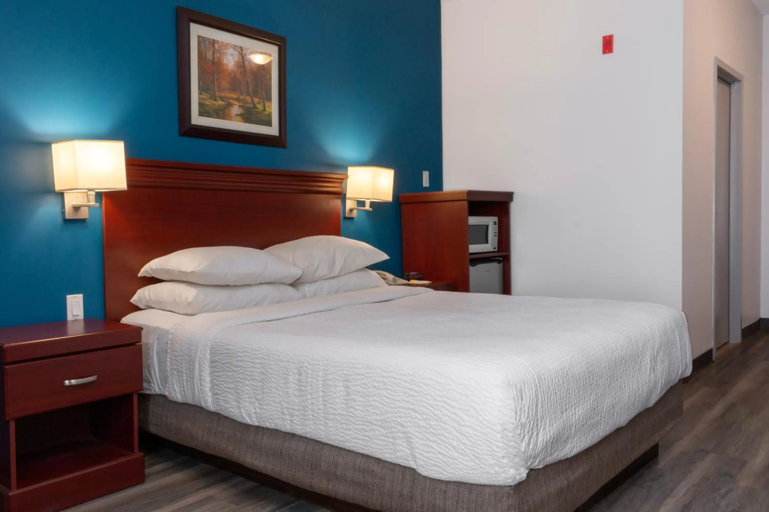 Bed in Premier Inn & Suites - Downtown Hamilton