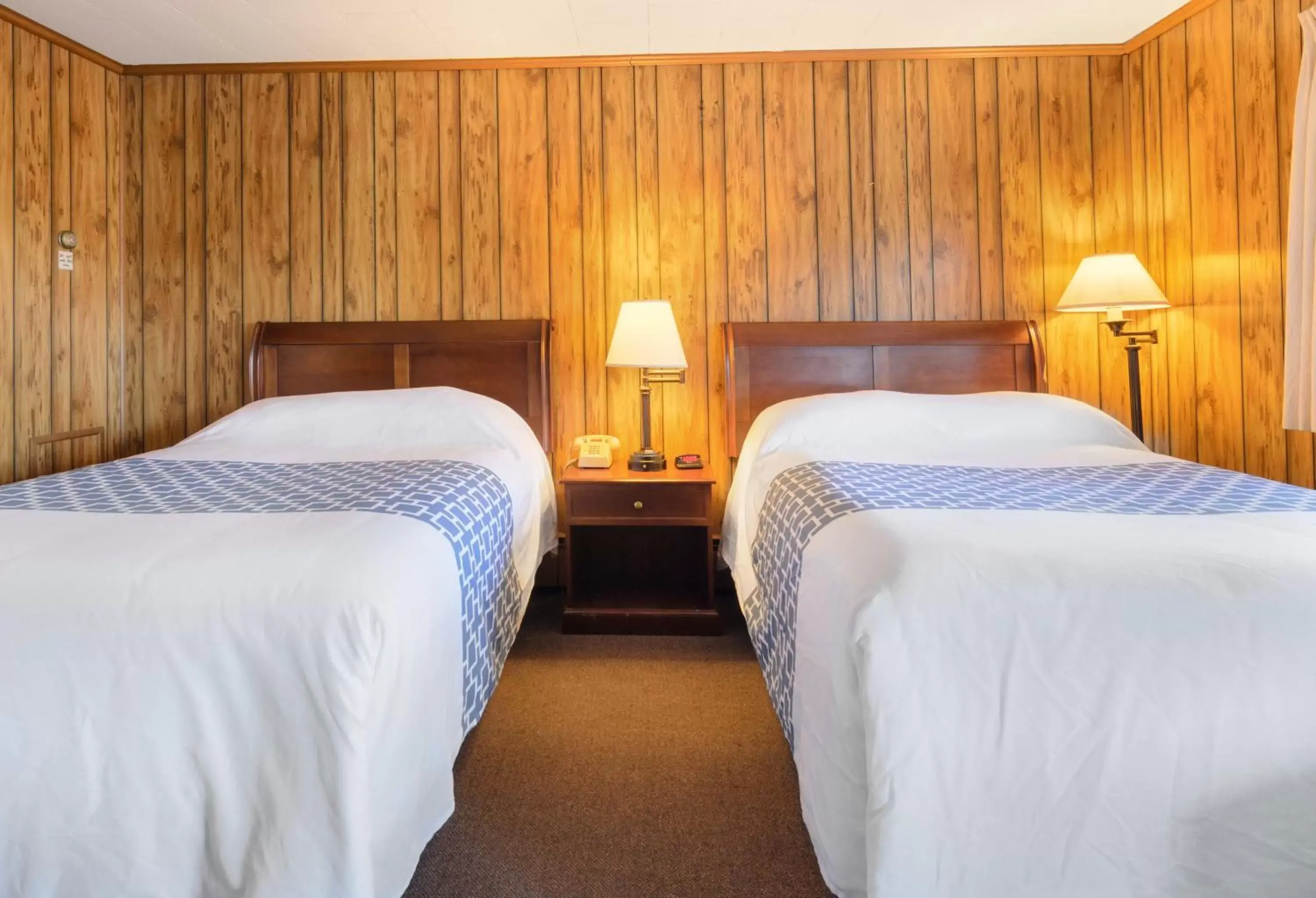 Bedroom, Bed in Knob Hill Motor Lodge