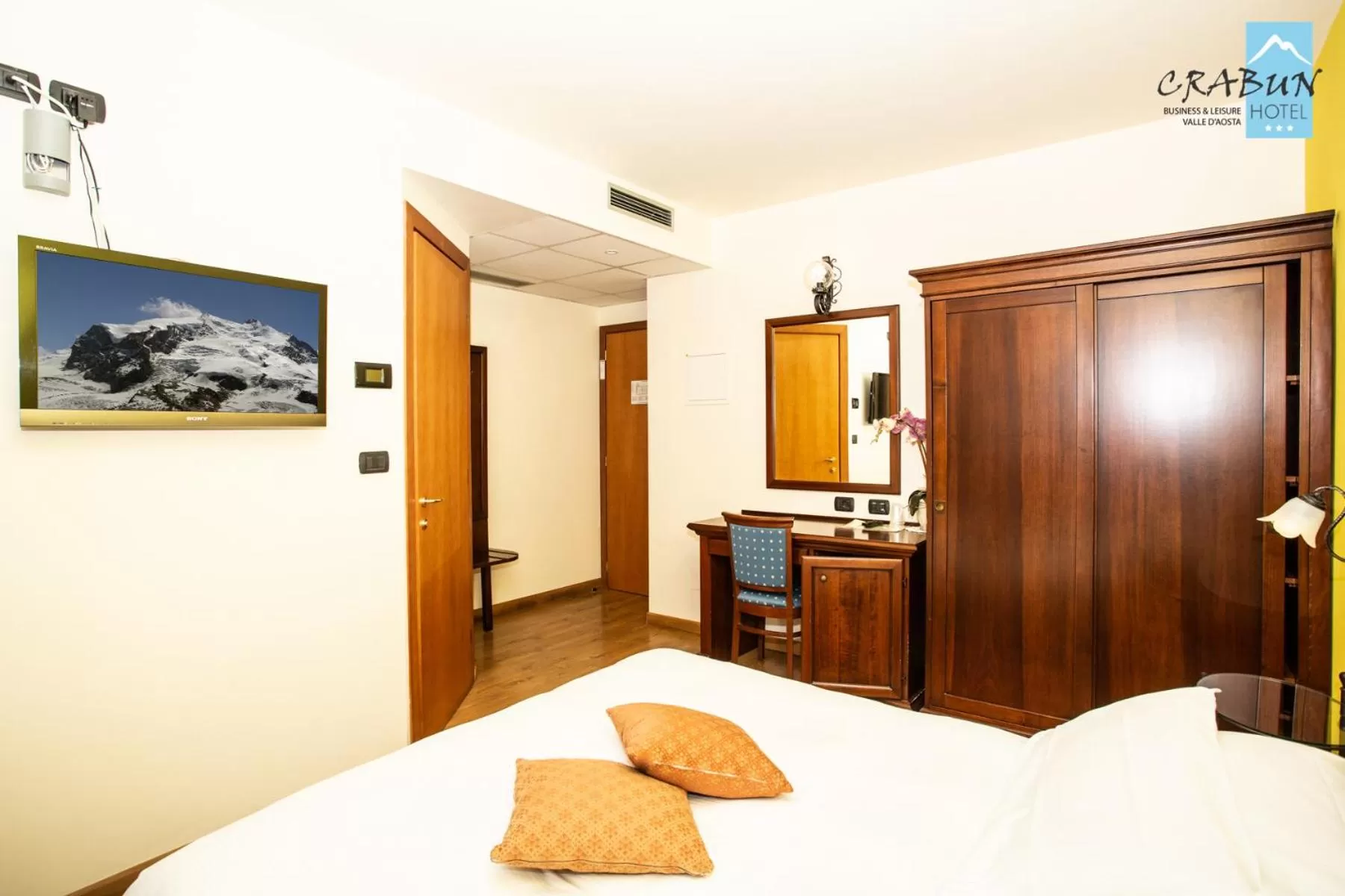 TV and multimedia, Bed in Crabun Hotel