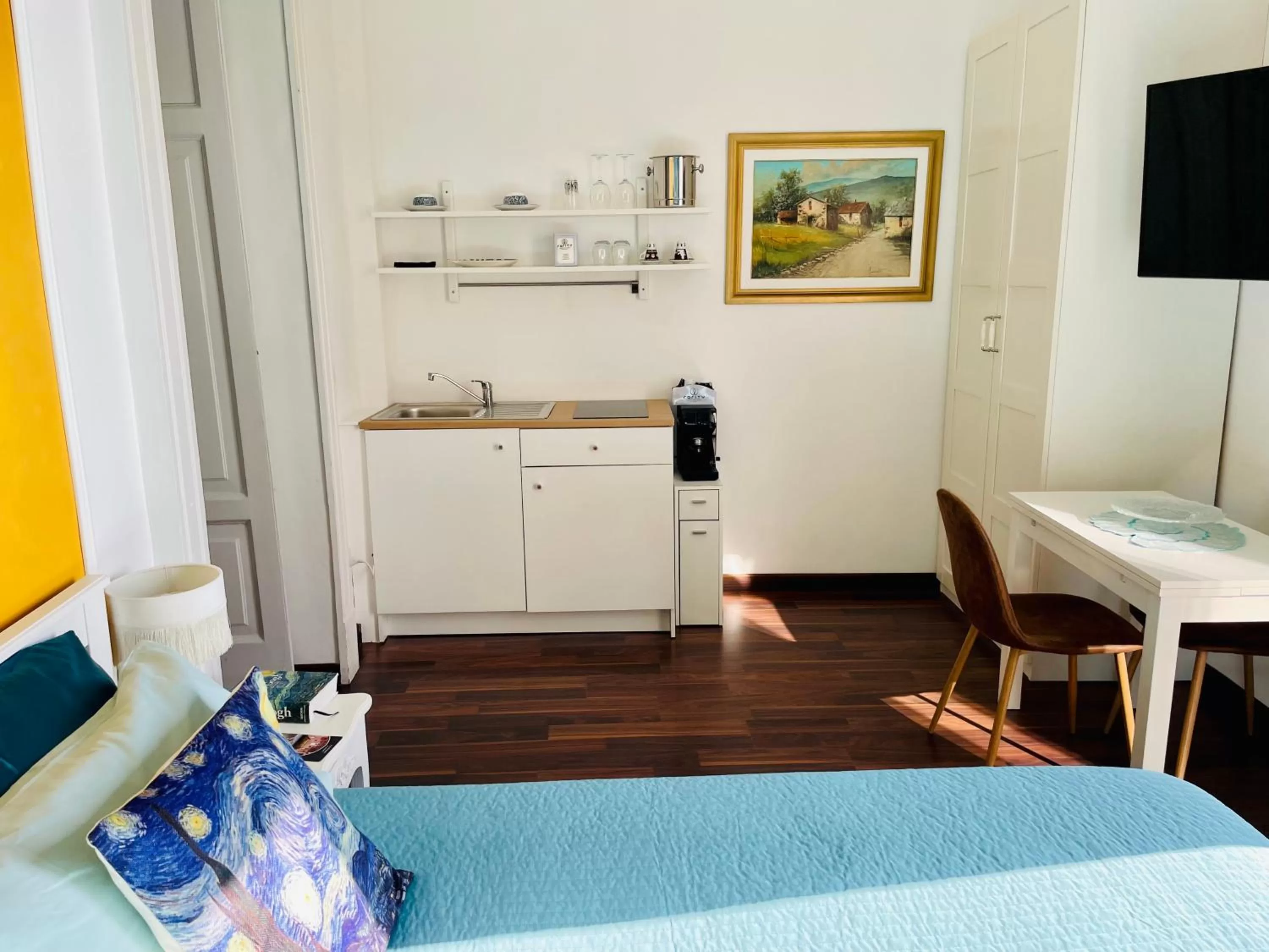 Kitchen or kitchenette in RarityArt GuestHouse