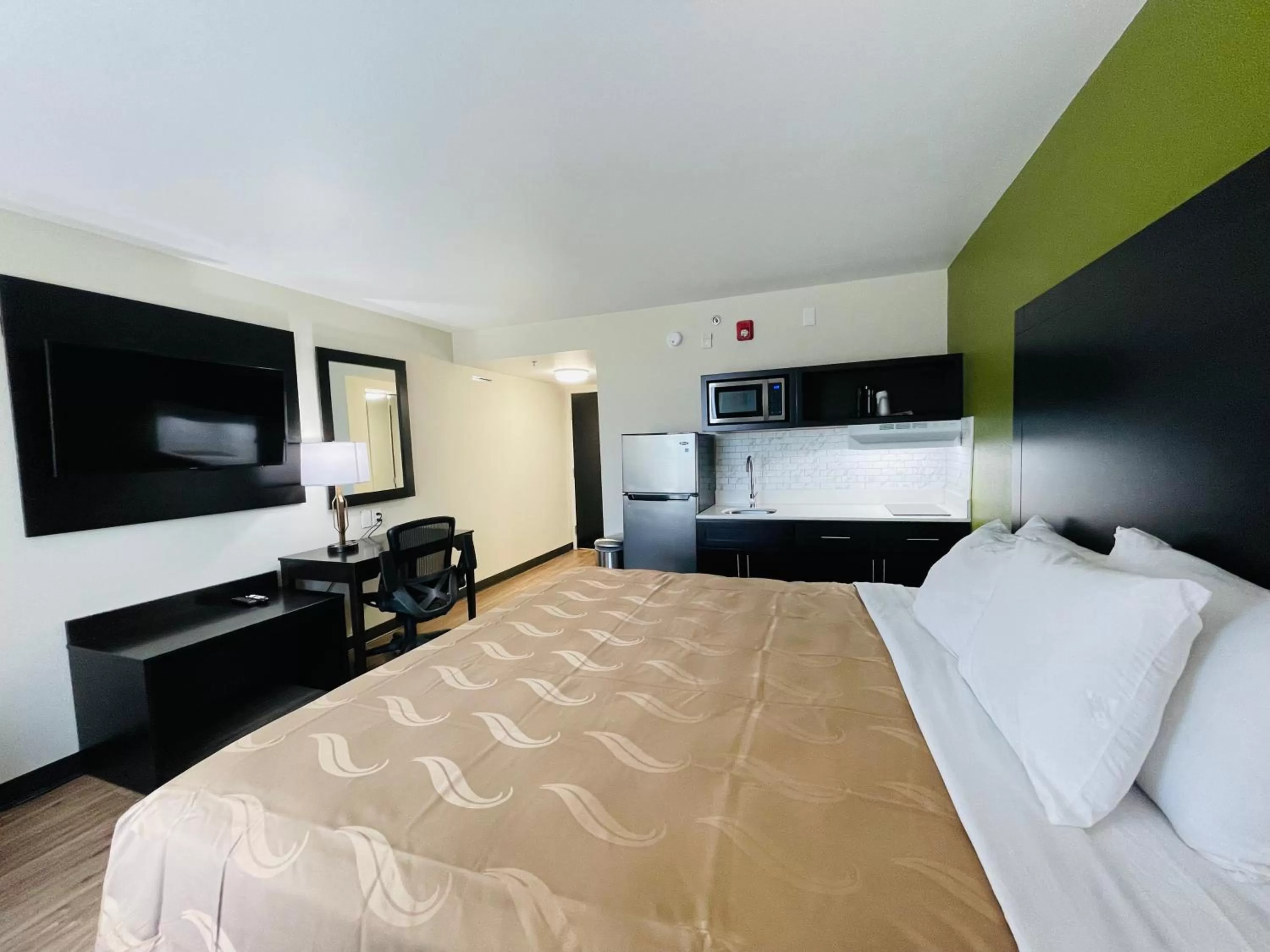 Bed in Quality Inn & Suites Lake Charles South