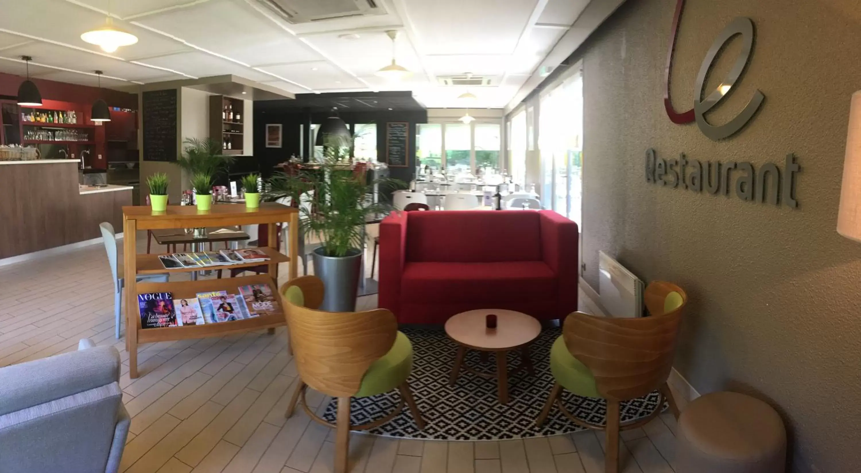 Lounge or bar in Campanile Vichy - Bellerive