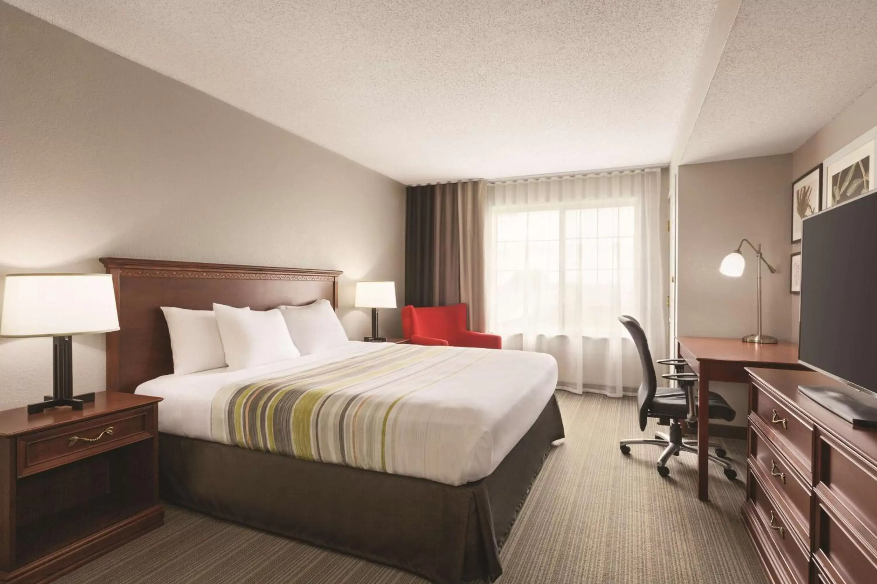 Photo of the whole room, Bed in Country Inn & Suites by Radisson, Willmar, MN