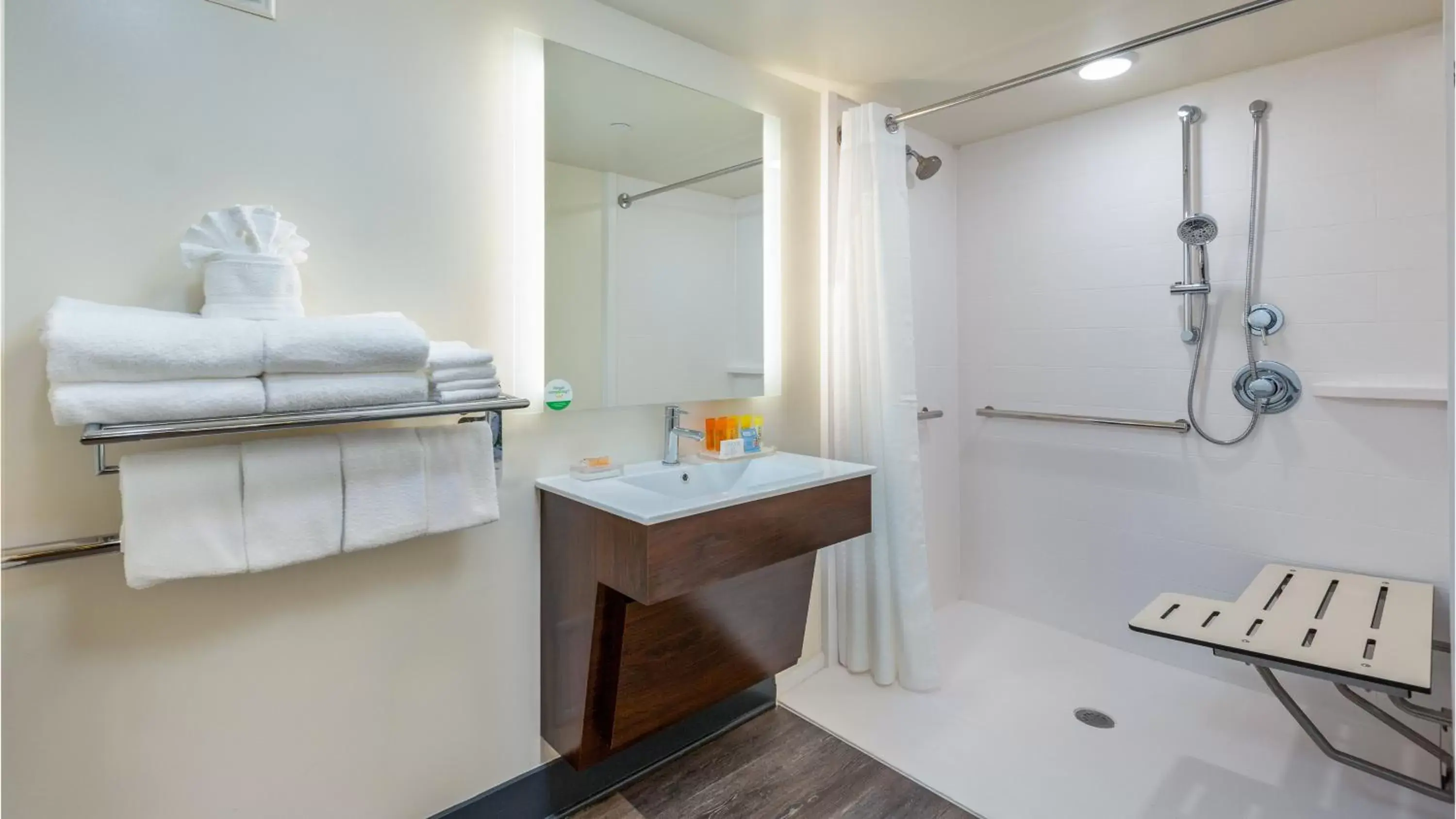 Photo of the whole room, Bathroom in Holiday Inn Resort Panama City Beach - Beachfront, an IHG Hotel