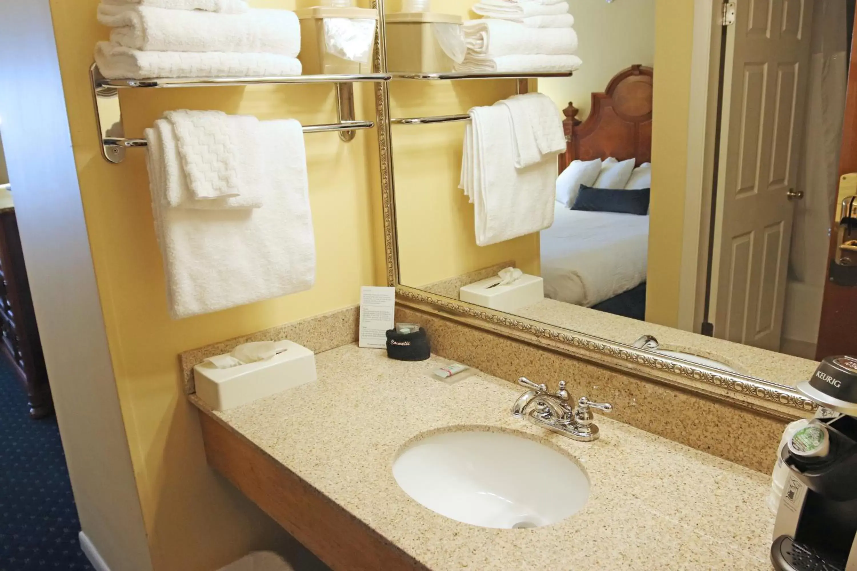 Bathroom in Best Western White House Inn