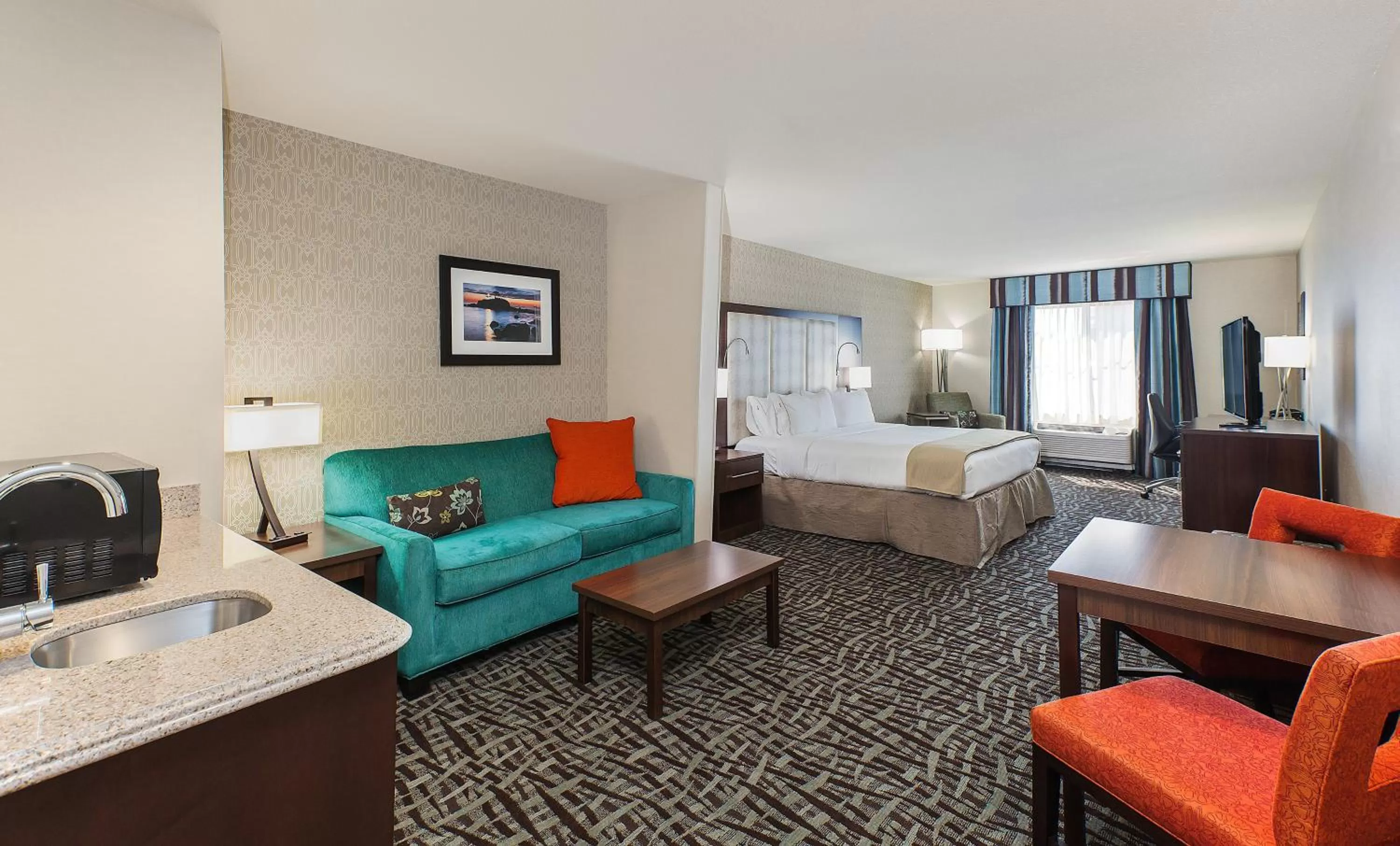 Photo of the whole room, Bed in Holiday Inn Express & Suites Eureka by IHG