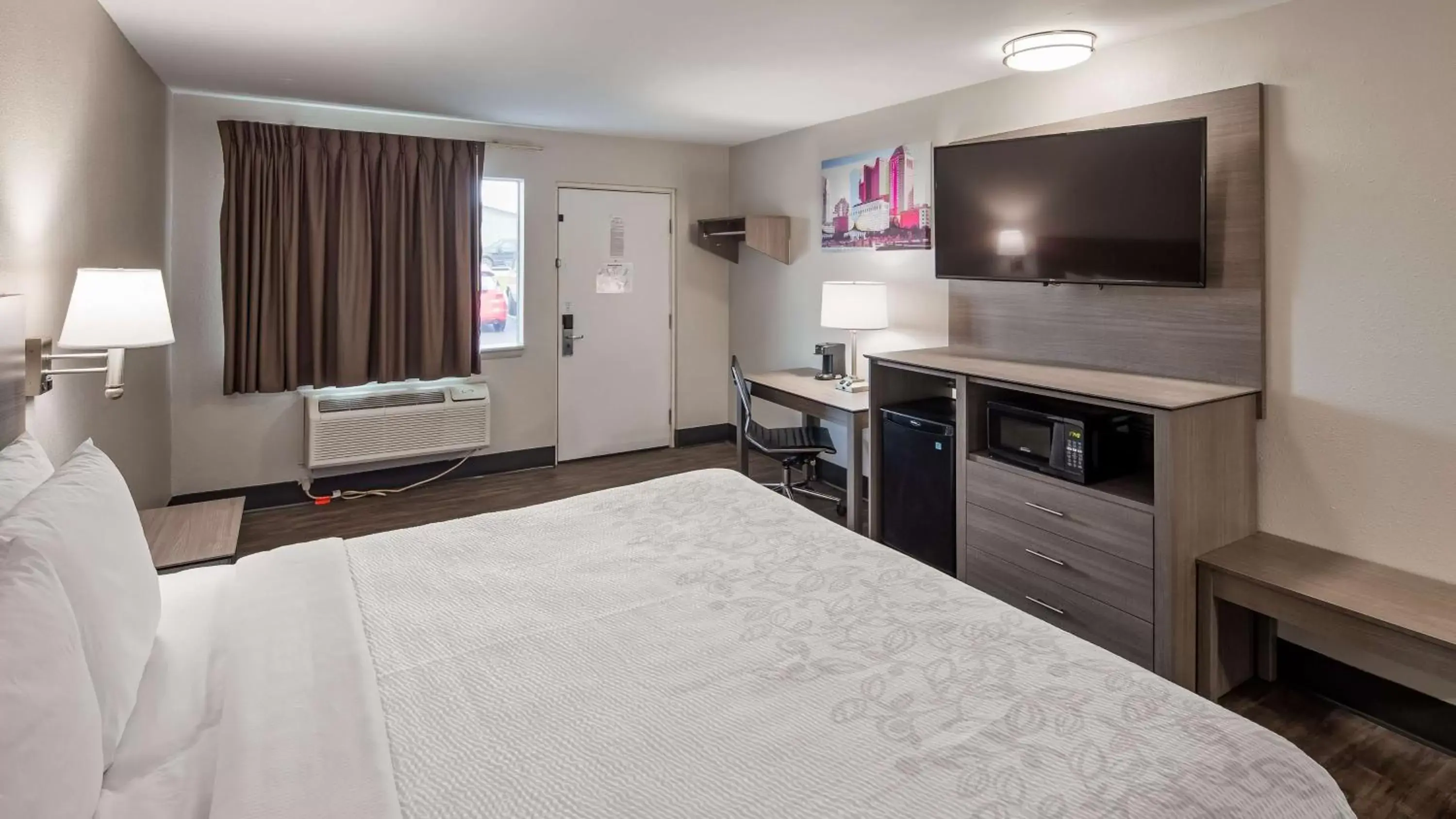 Bedroom, TV/Entertainment Center in SureStay Hotel by Best Western Findlay