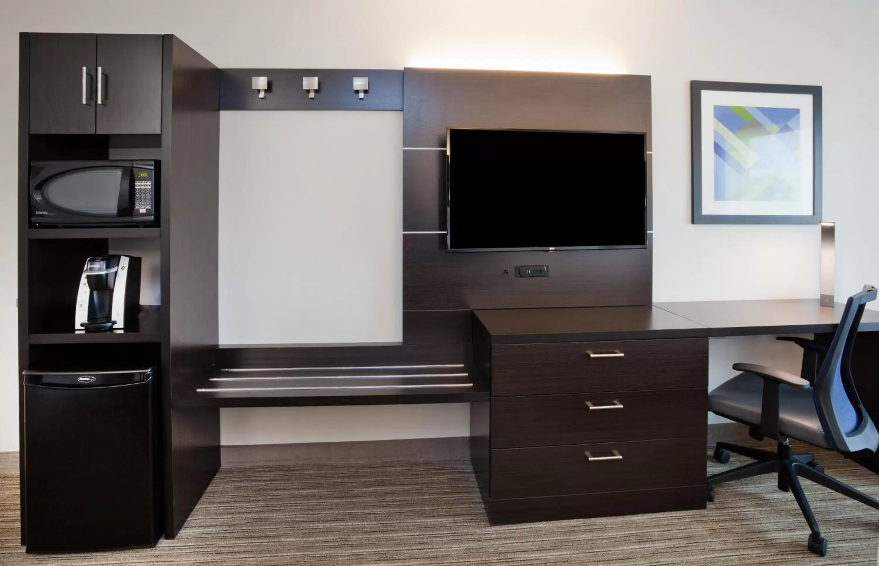 TV and multimedia, TV/Entertainment Center in Holiday Inn Express & Suites - Dickinson, an IHG Hotel